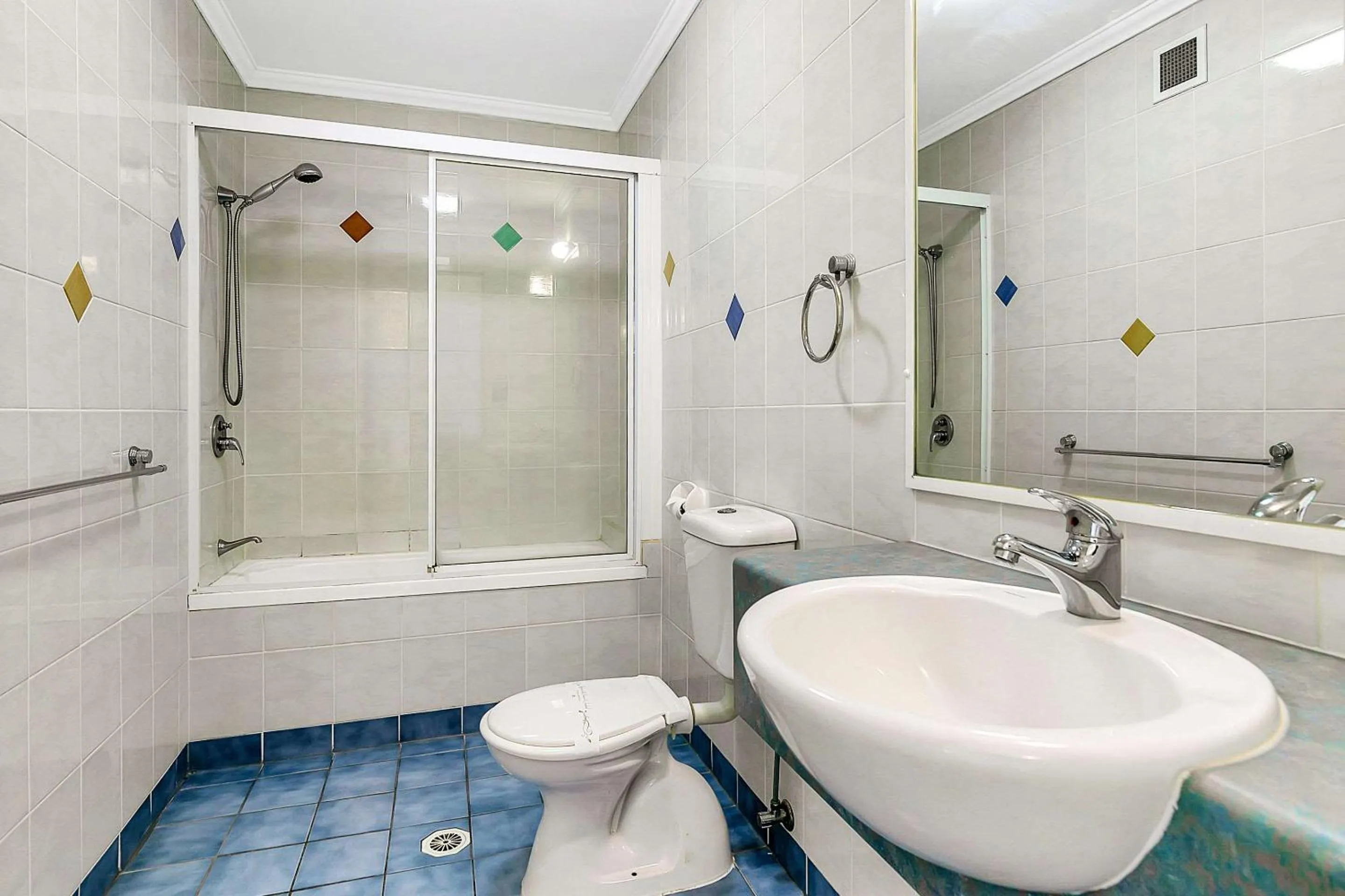 Bedroom in Comfort Hotel Pacific Cleveland