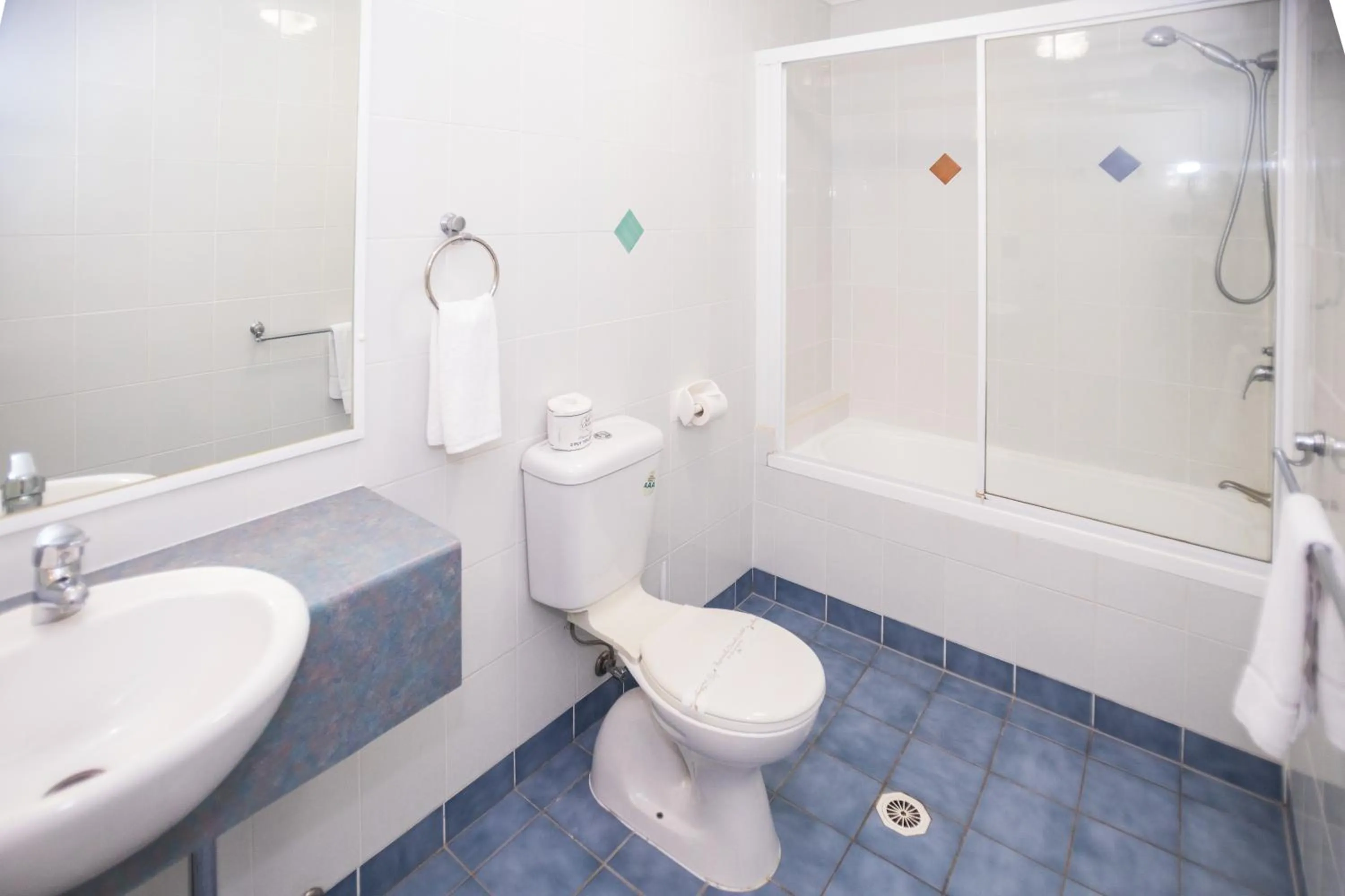 Toilet in Comfort Hotel Pacific Cleveland