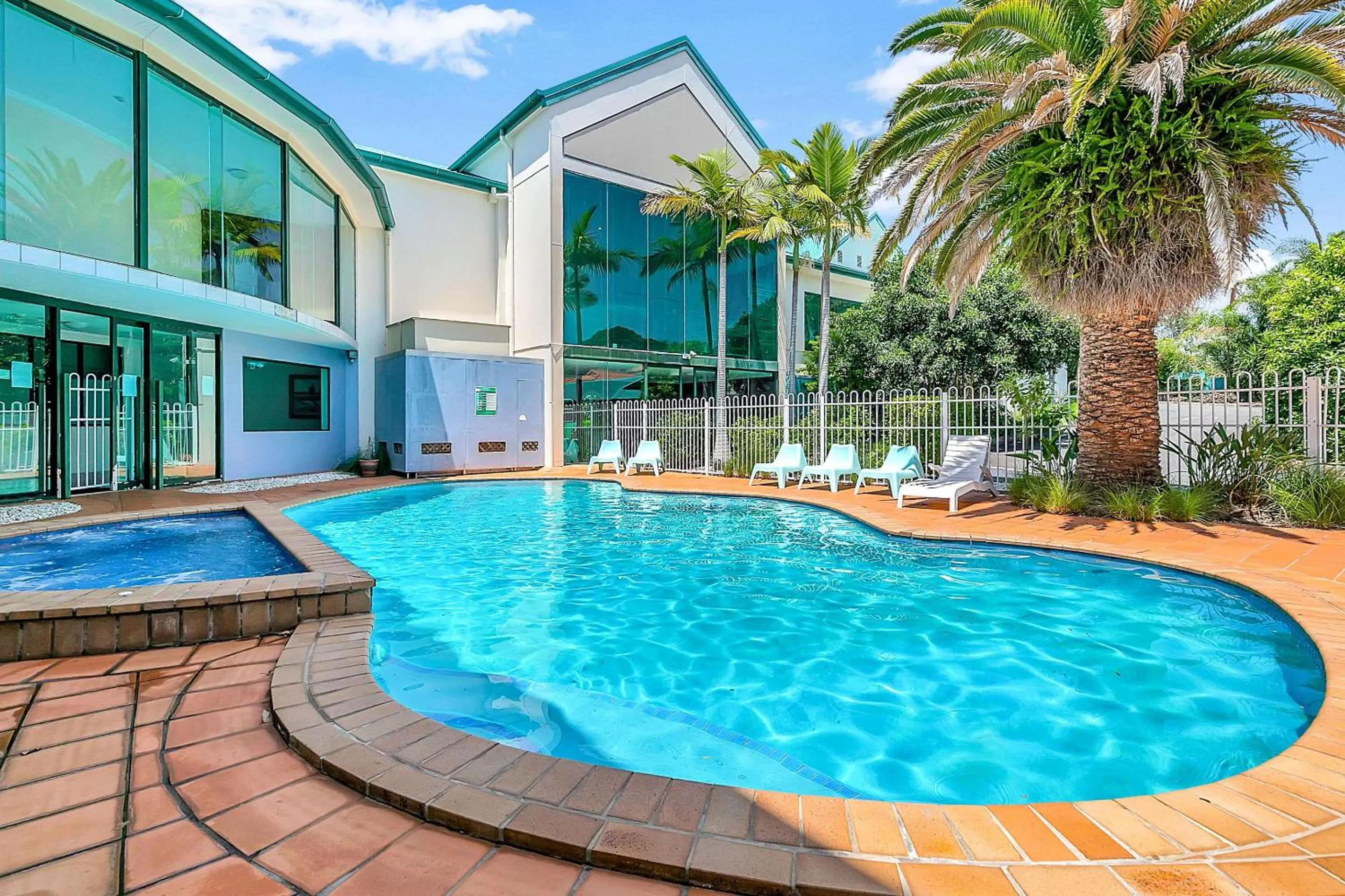 Swimming pool in Comfort Hotel Pacific Cleveland