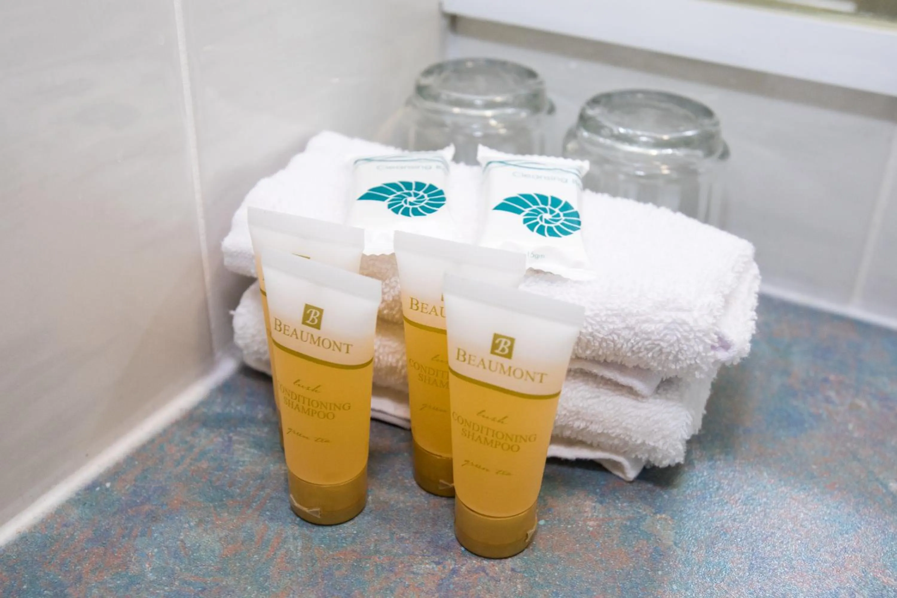 Bathroom in Comfort Hotel Pacific Cleveland