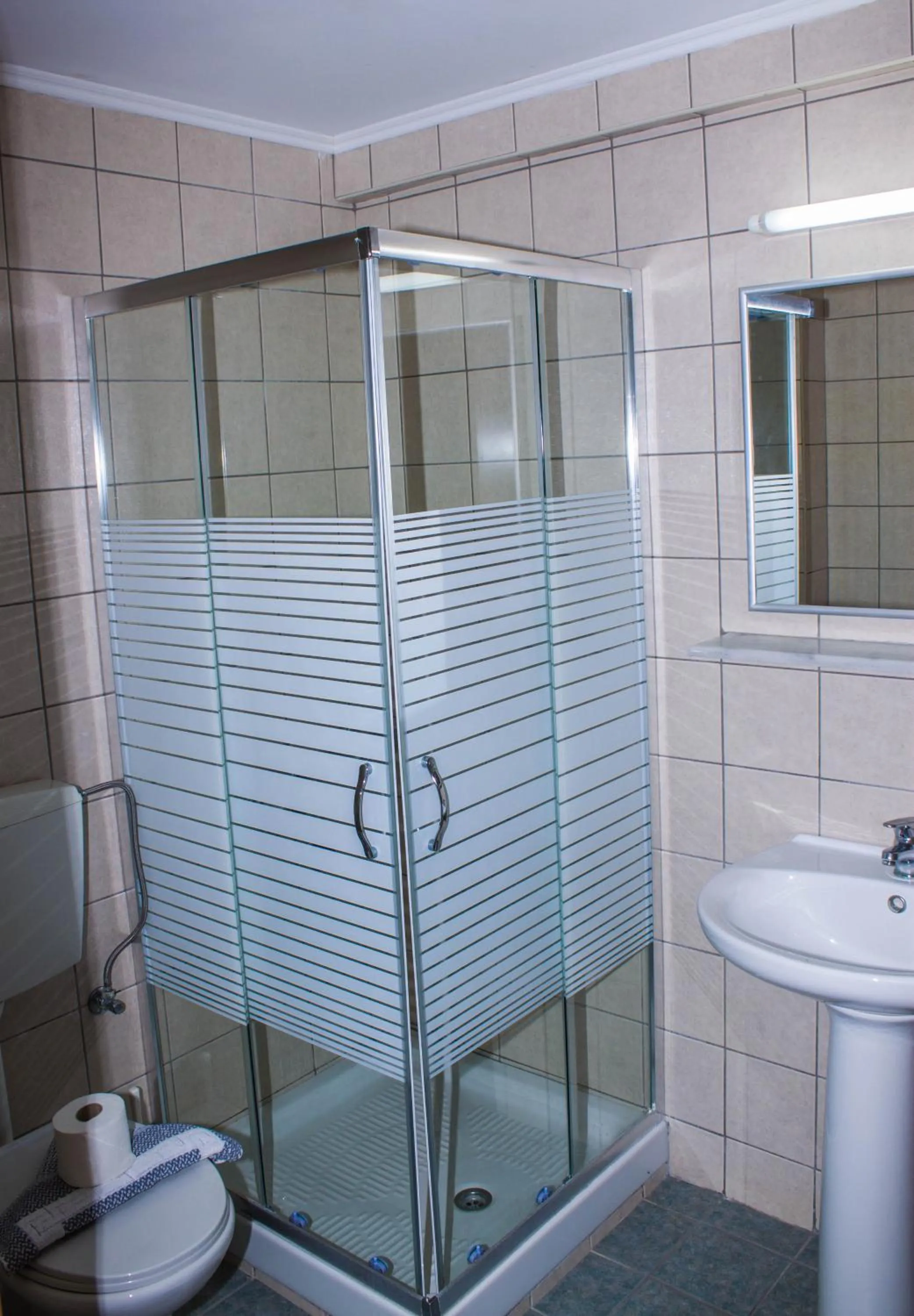 Bathroom in Sunshine Studios & Apartments