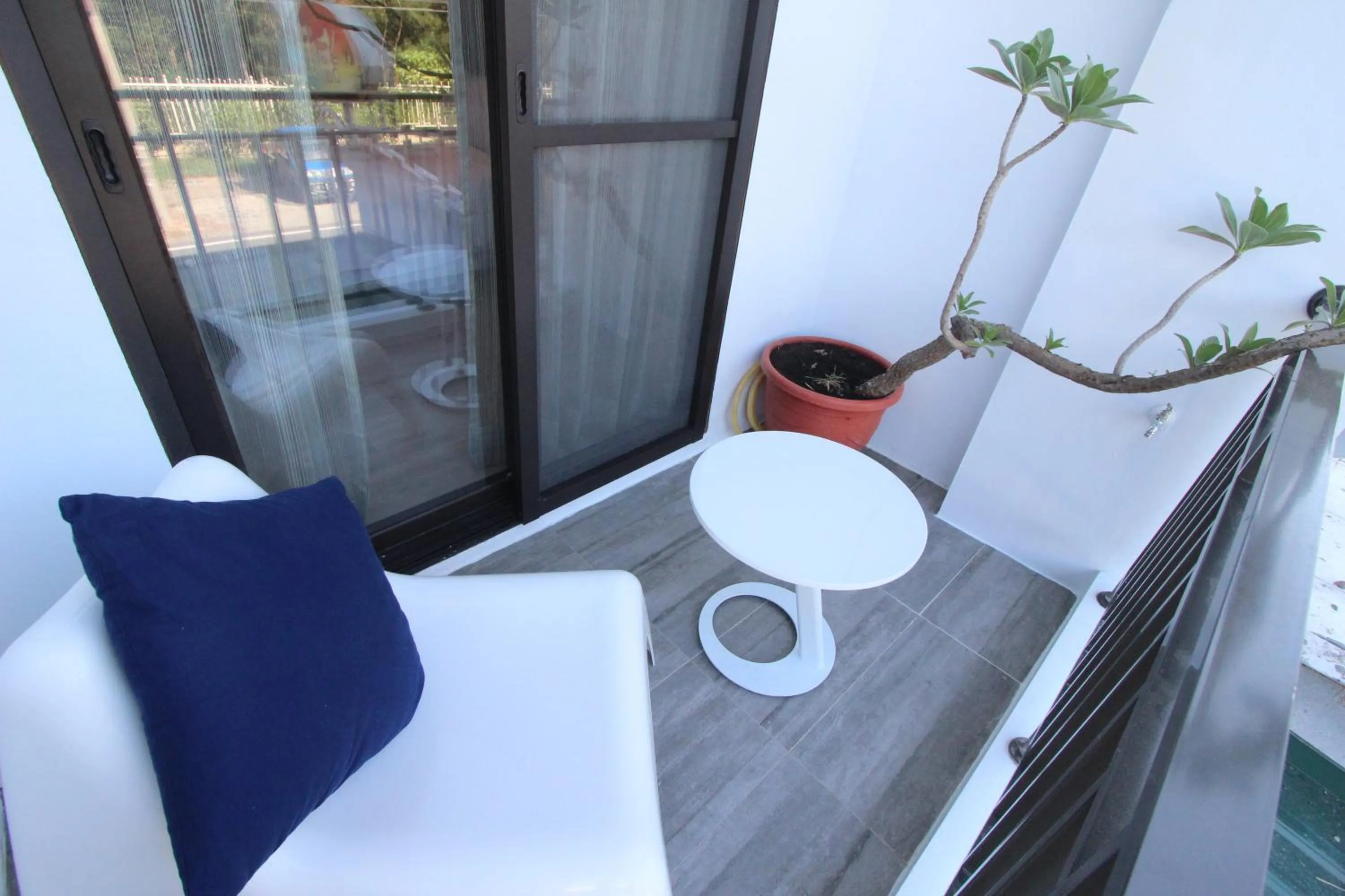 Balcony/Terrace, Bed in Muguang Inn