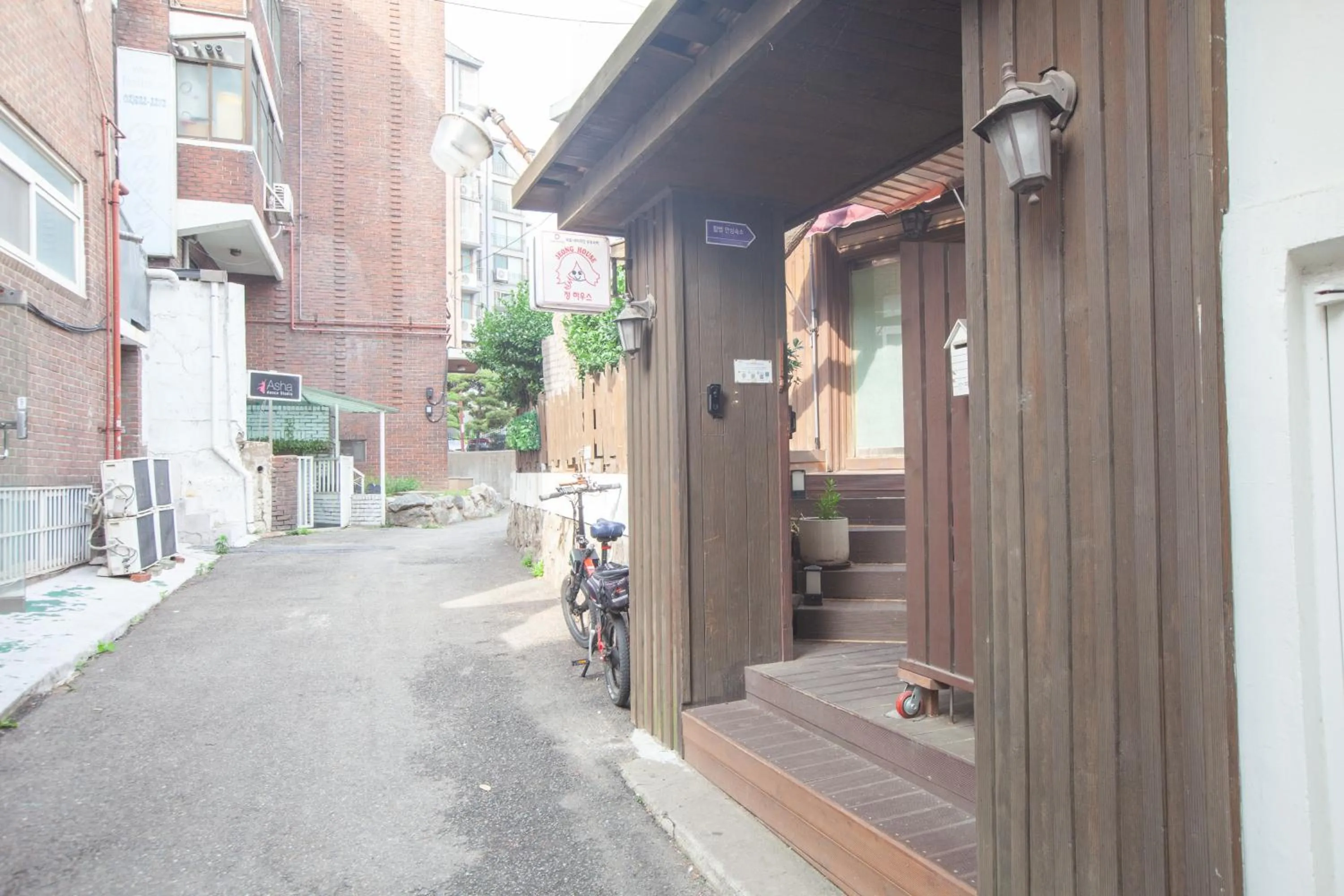 Facade/entrance in Jeong House
