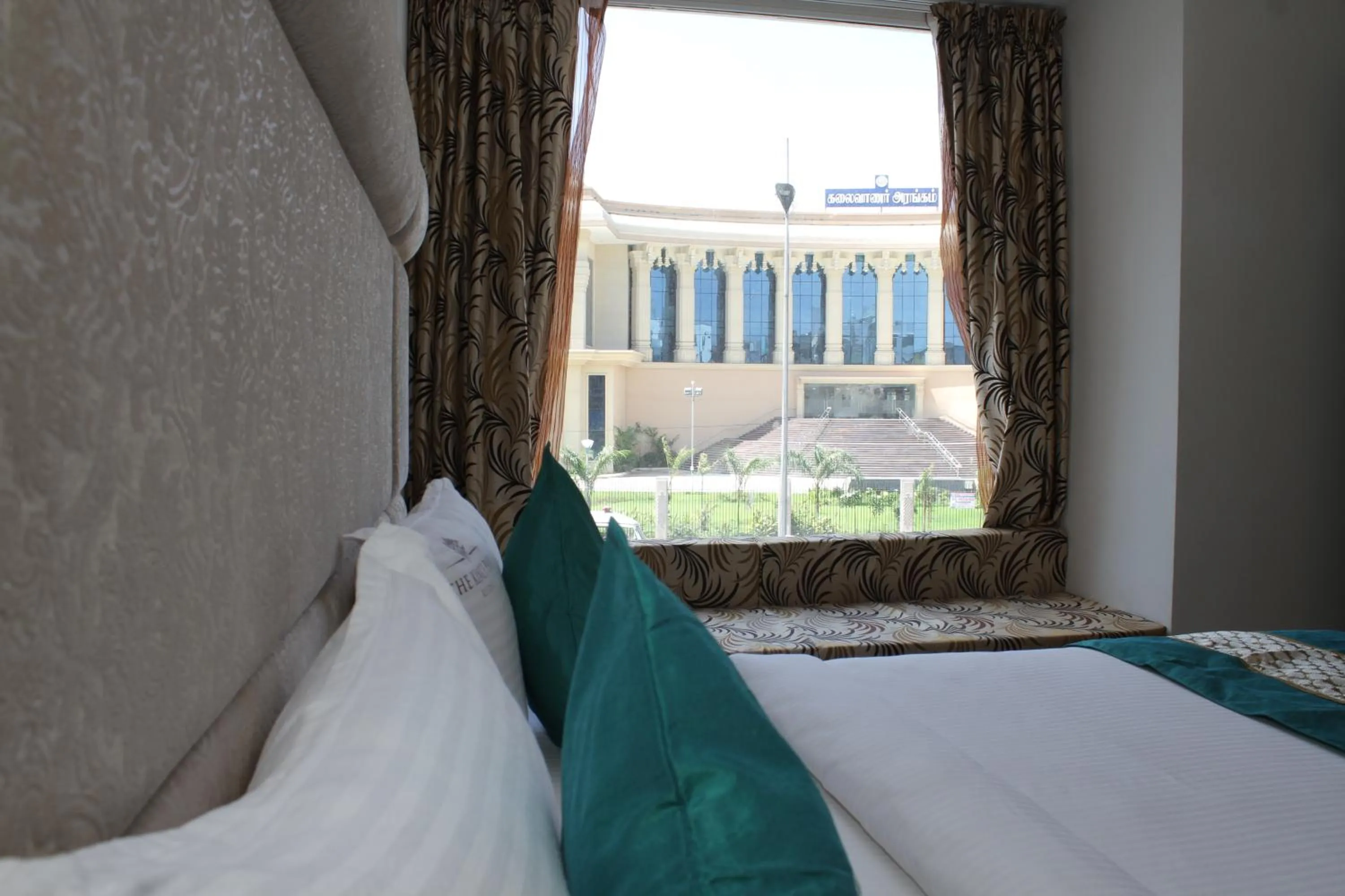 Bed in The Kings Park Residency