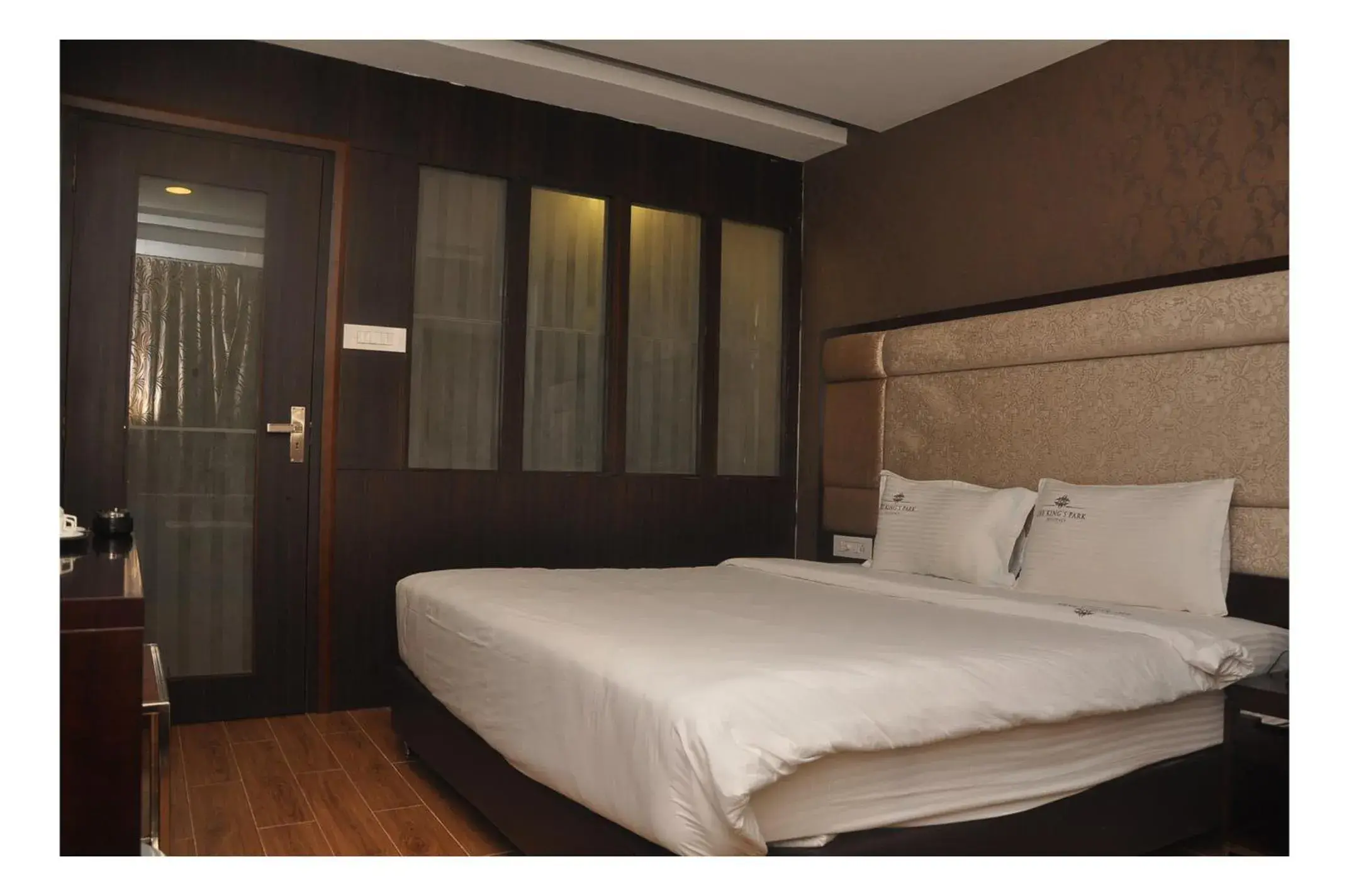 King Suite - single occupancy in The Kings Park Residency King Suite - single occupancy in The Kings Park Residency