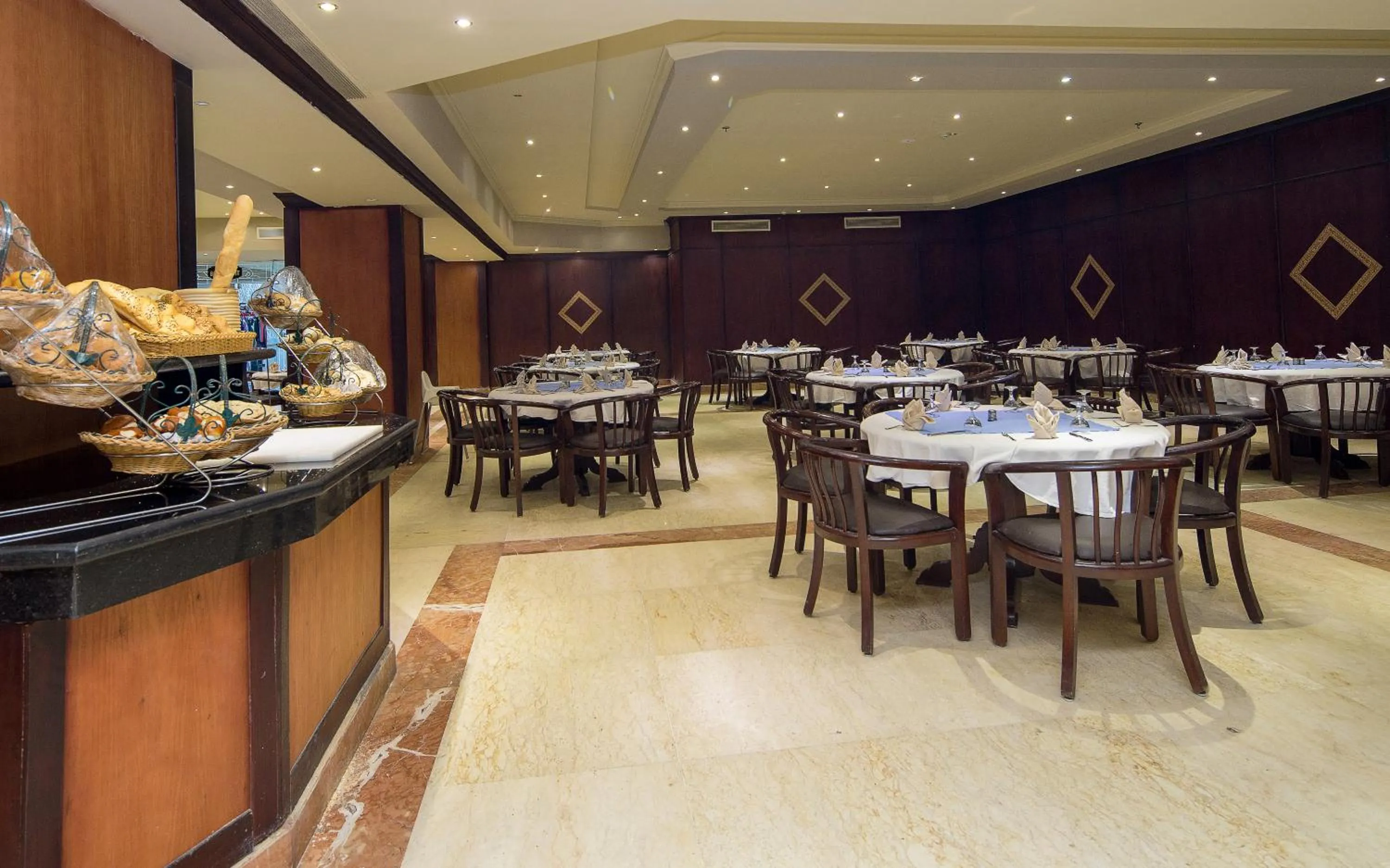 Restaurant/Places to Eat in Hawaii Caesar Palace Aqua Park - Families and Couples Only