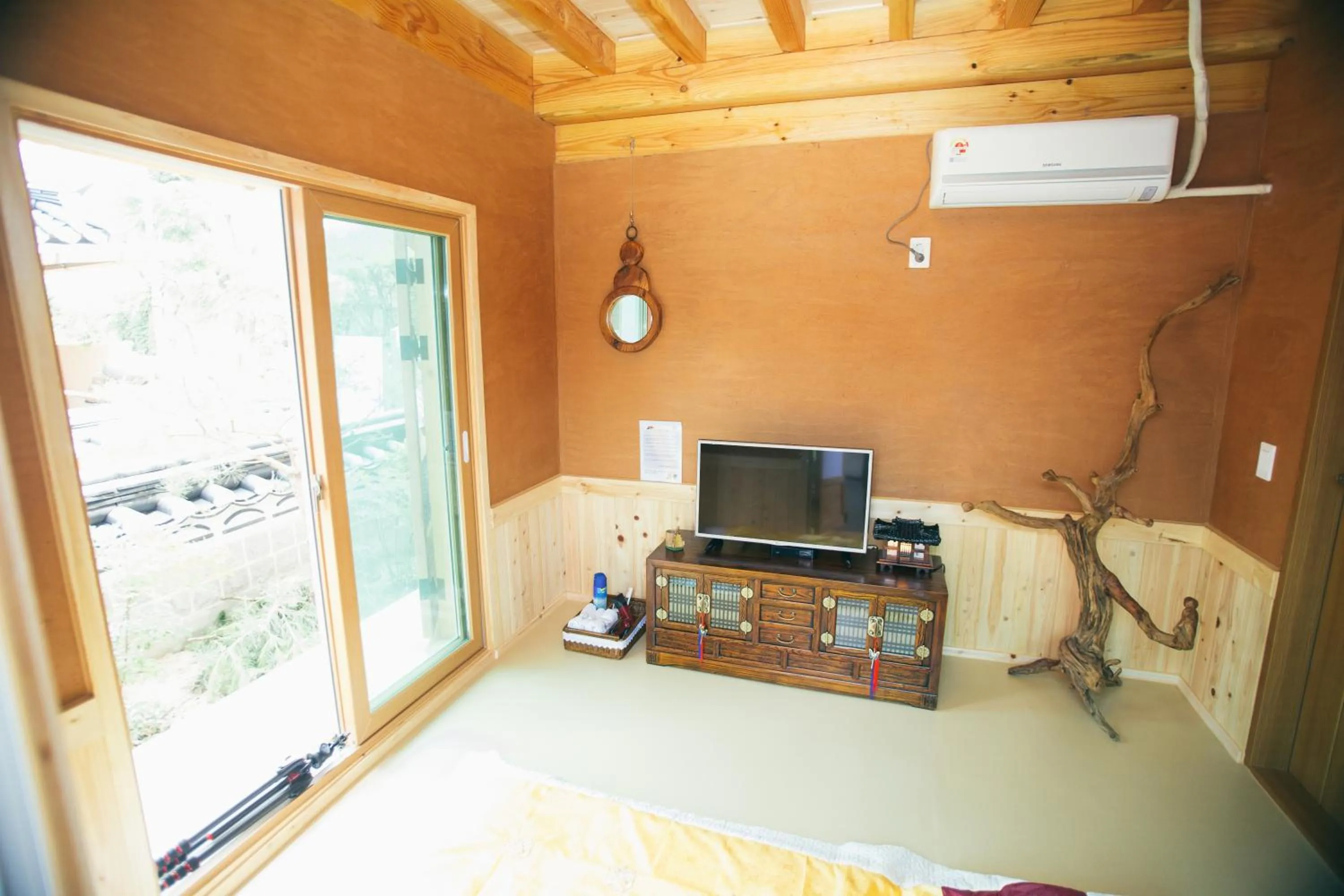 TV and multimedia in Laon Hanok Gguljam