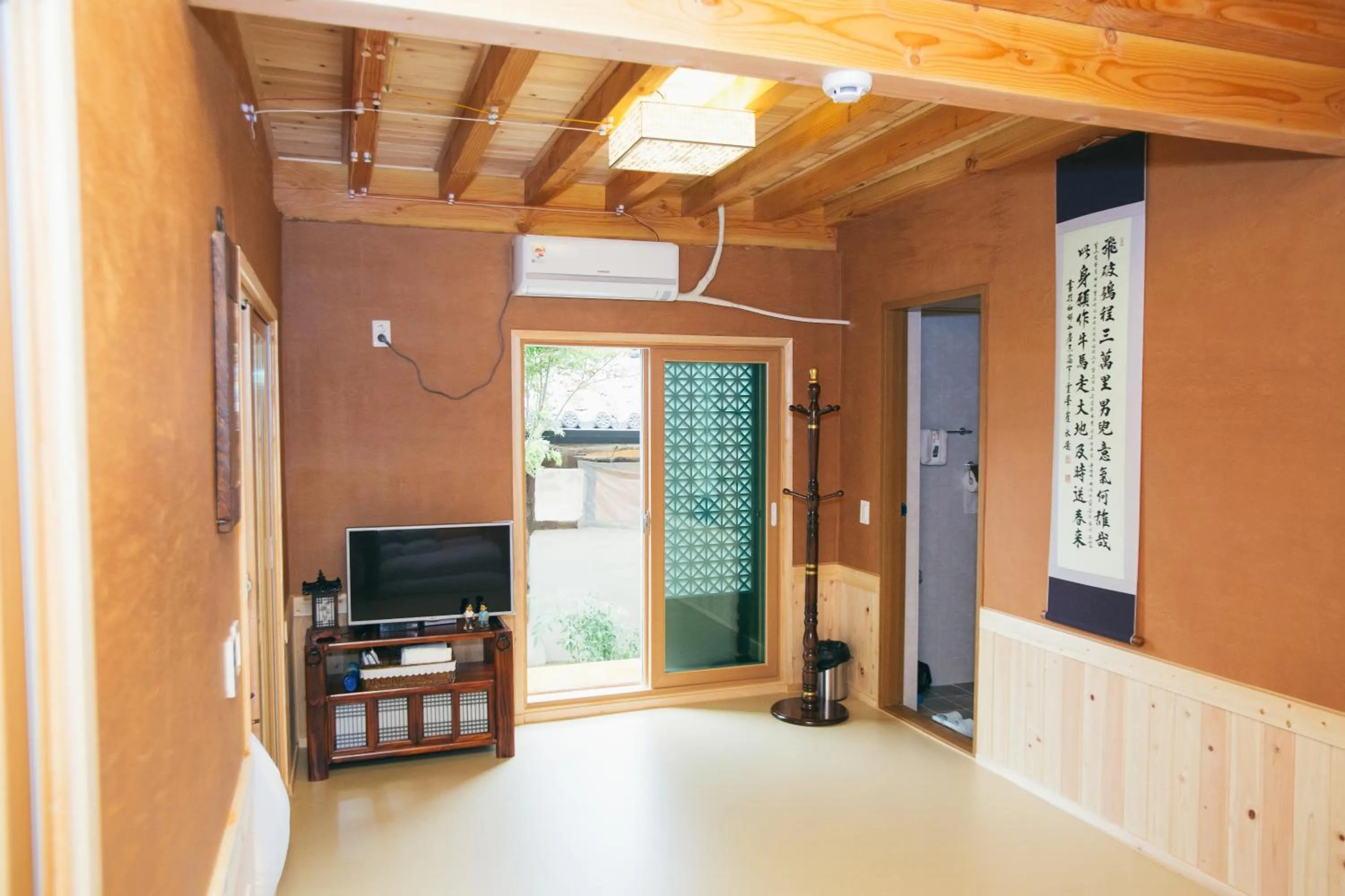 TV and multimedia in Laon Hanok Gguljam