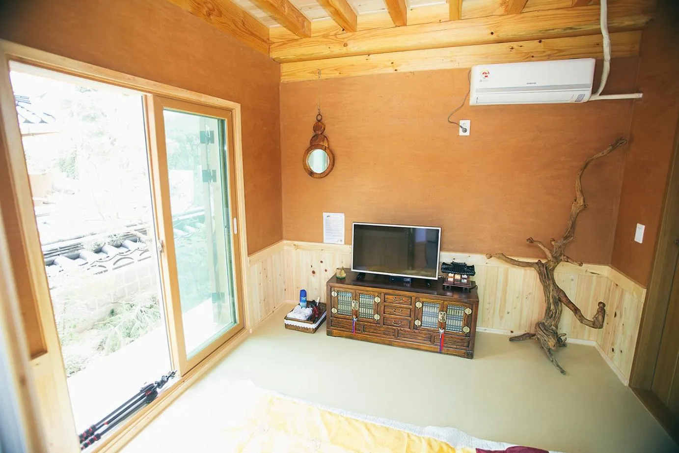 TV and multimedia in Laon Hanok Gguljam