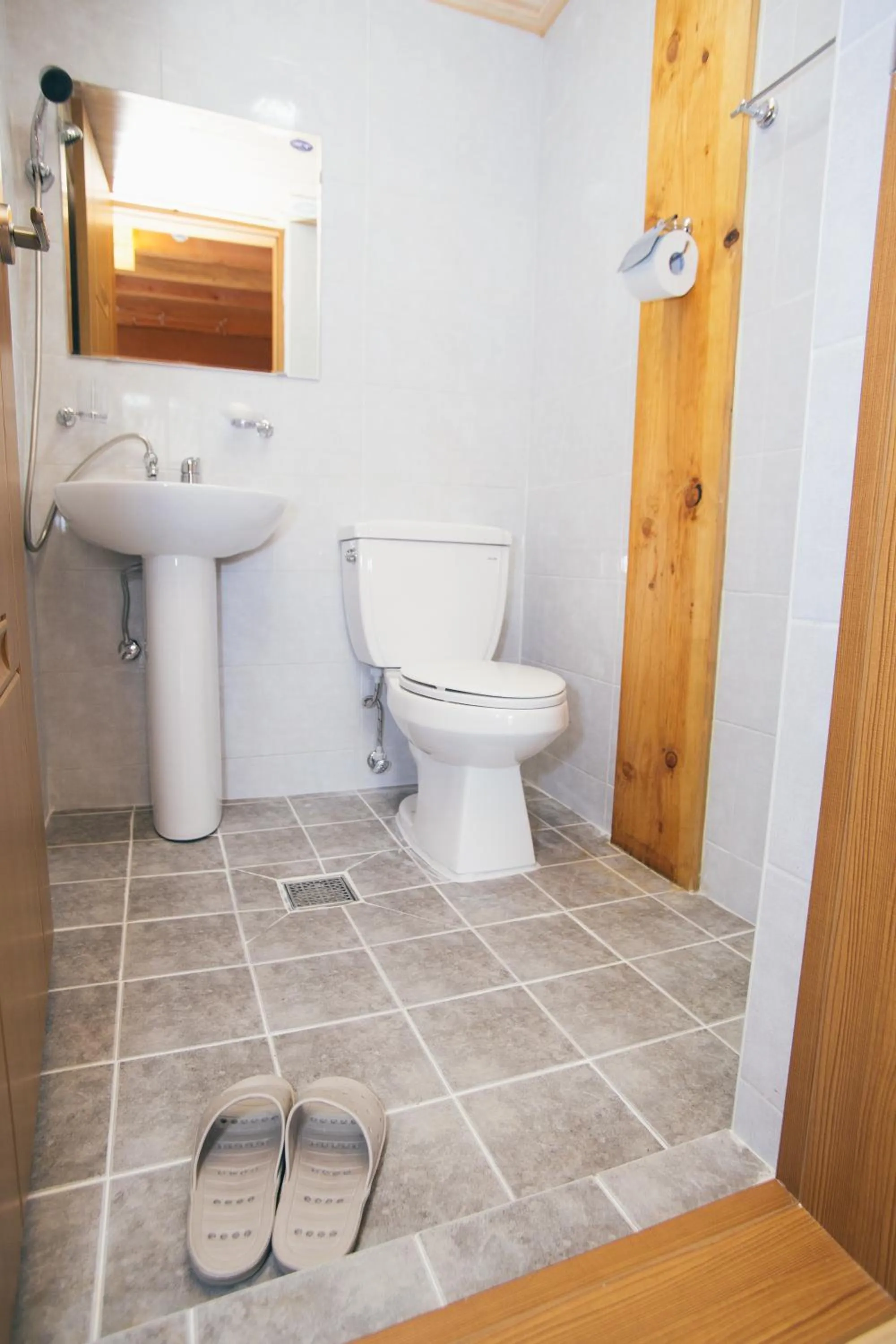 Toilet in Laon Hanok Gguljam