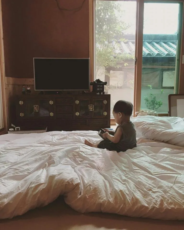 young children, Bed in Laon Hanok Gguljam