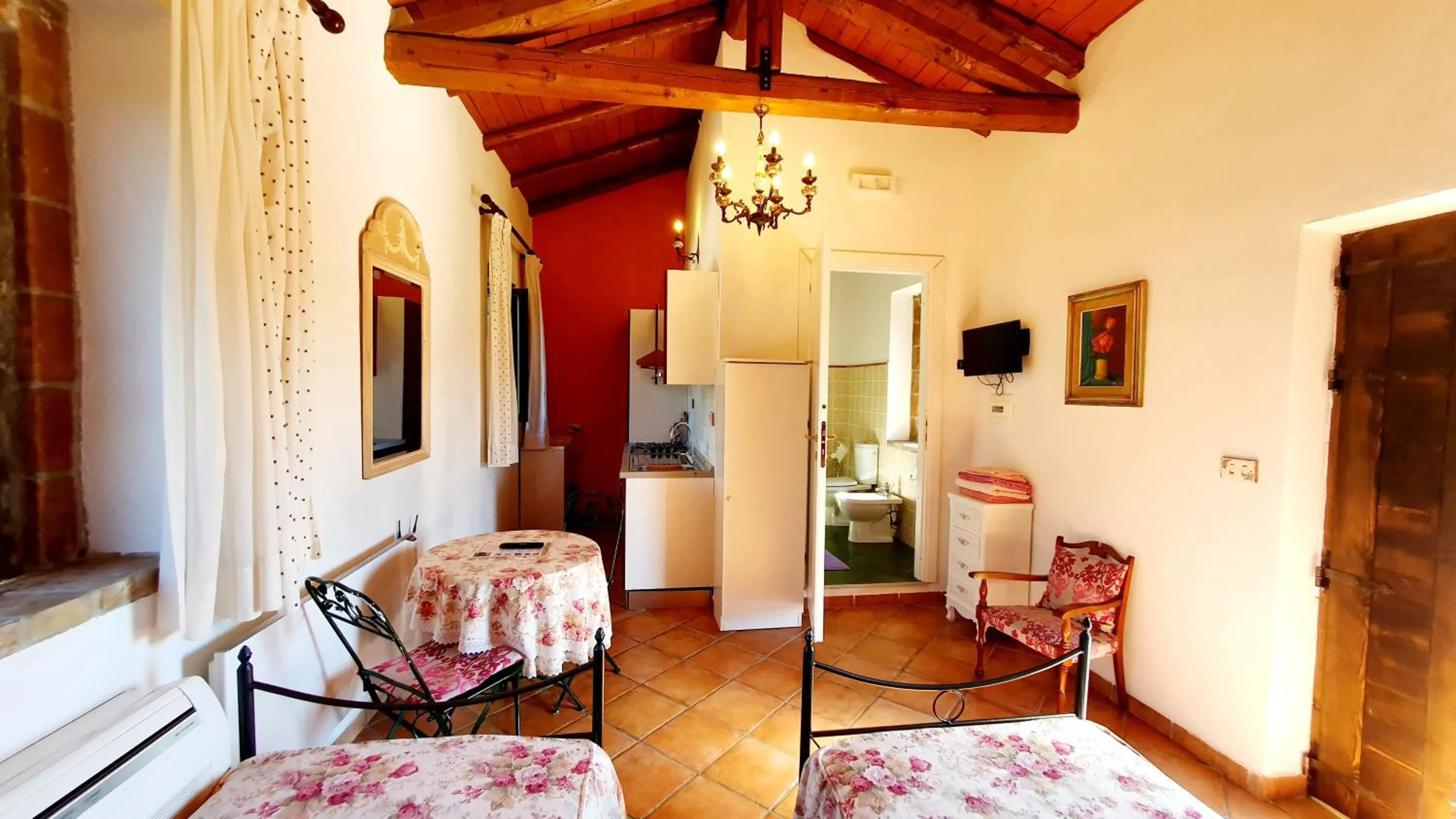 Photo of the whole room in AGRITURISMO iL PIOPPETO