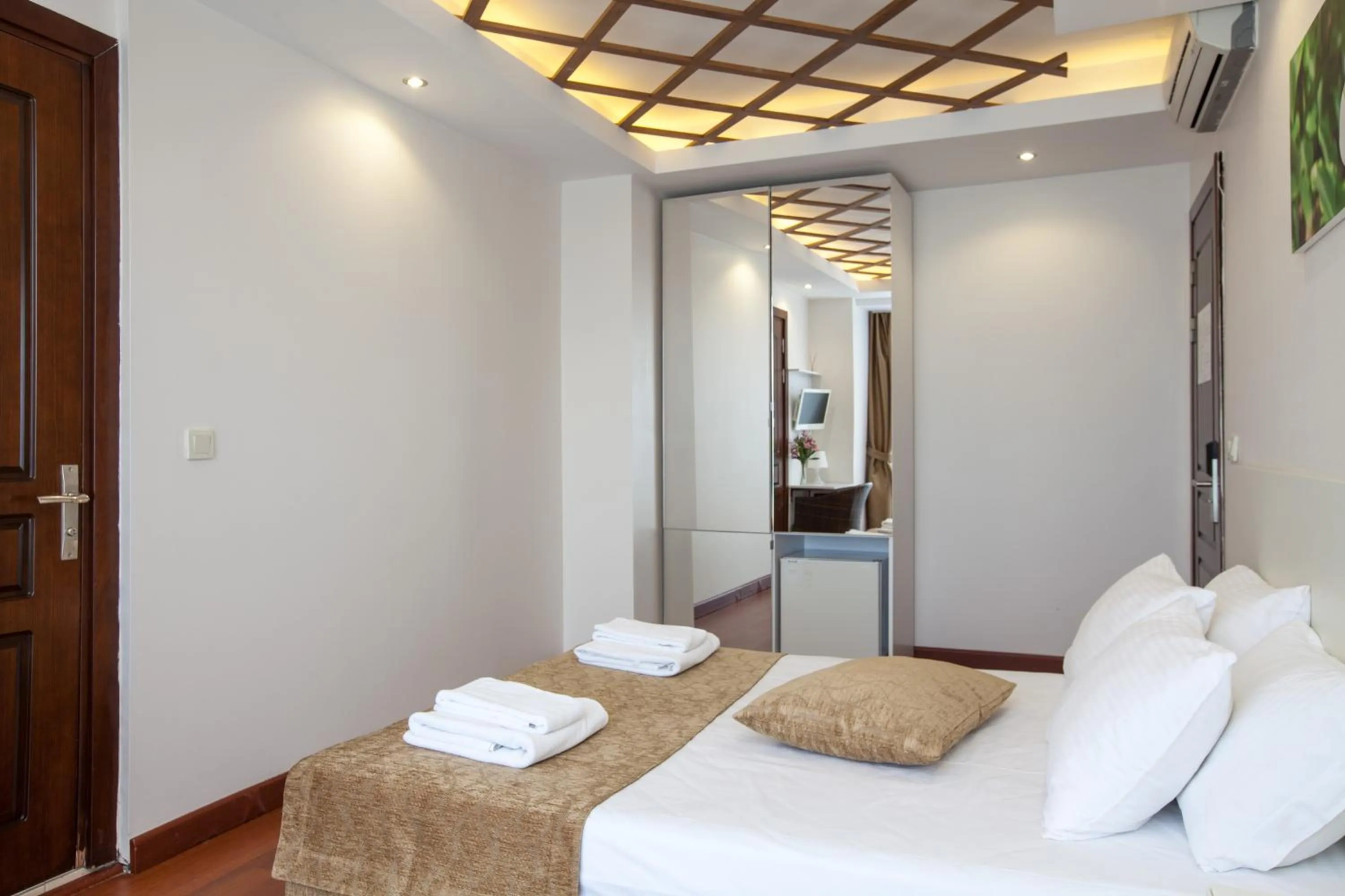 Photo of the whole room, Bed in Buyukada Comfort OTEL