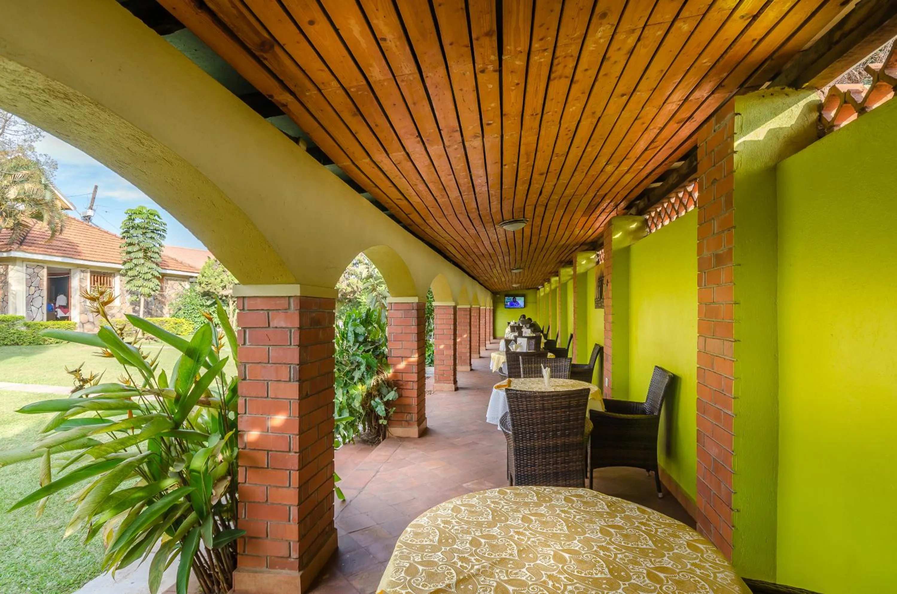 Restaurant/places to eat in Victoria Travel Hotel