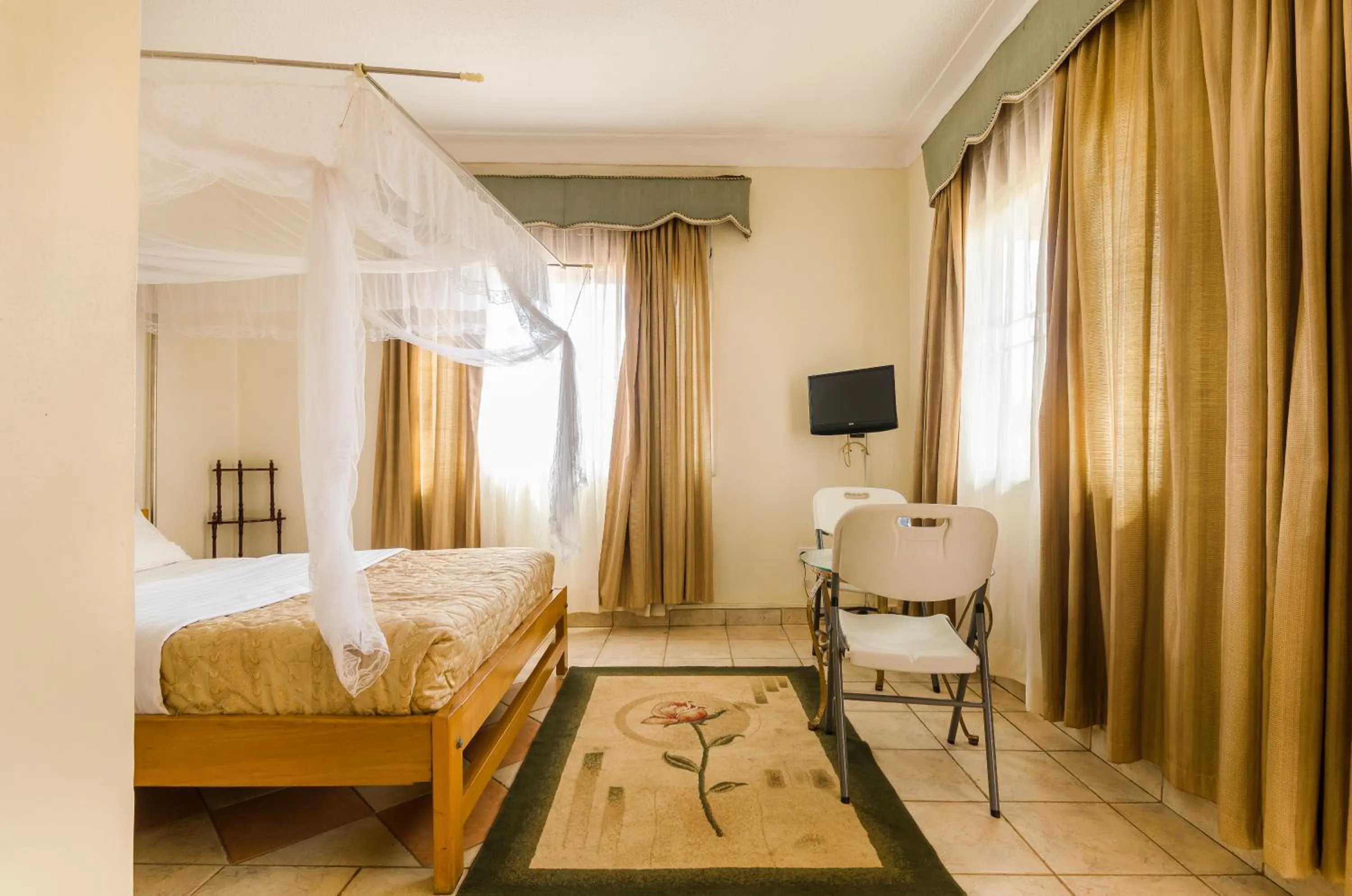 TV and multimedia in Victoria Travel Hotel