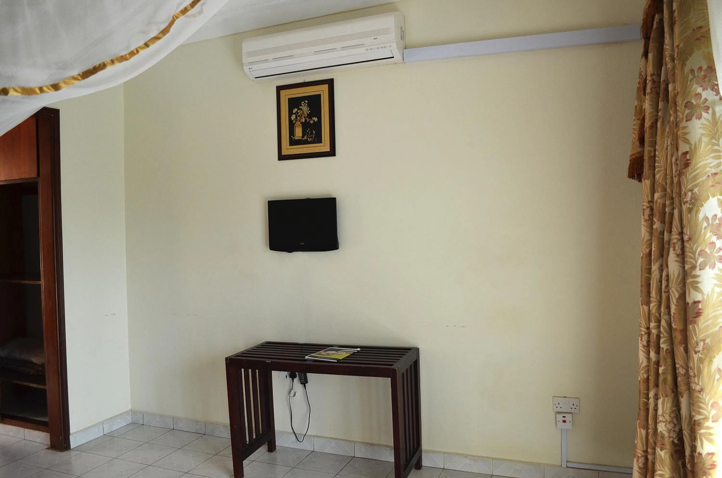 TV and multimedia in Victoria Travel Hotel