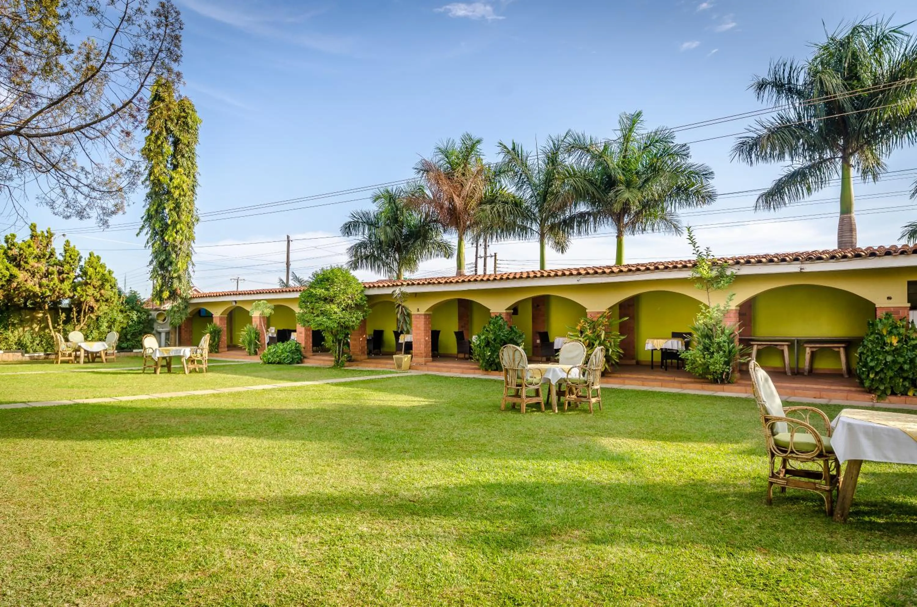 Restaurant/places to eat in Victoria Travel Hotel