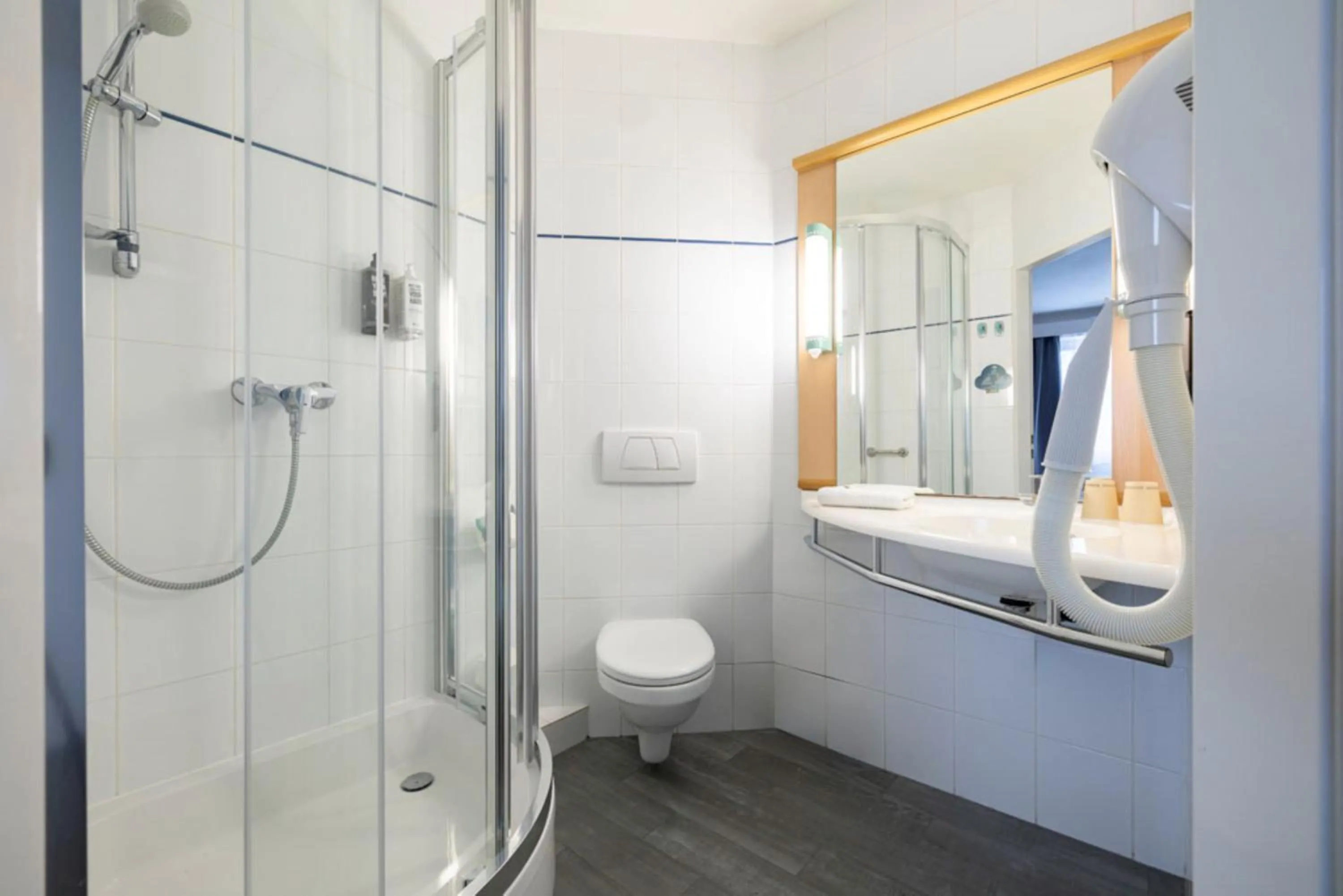 Shower in Ibis Poznan Stare Miasto