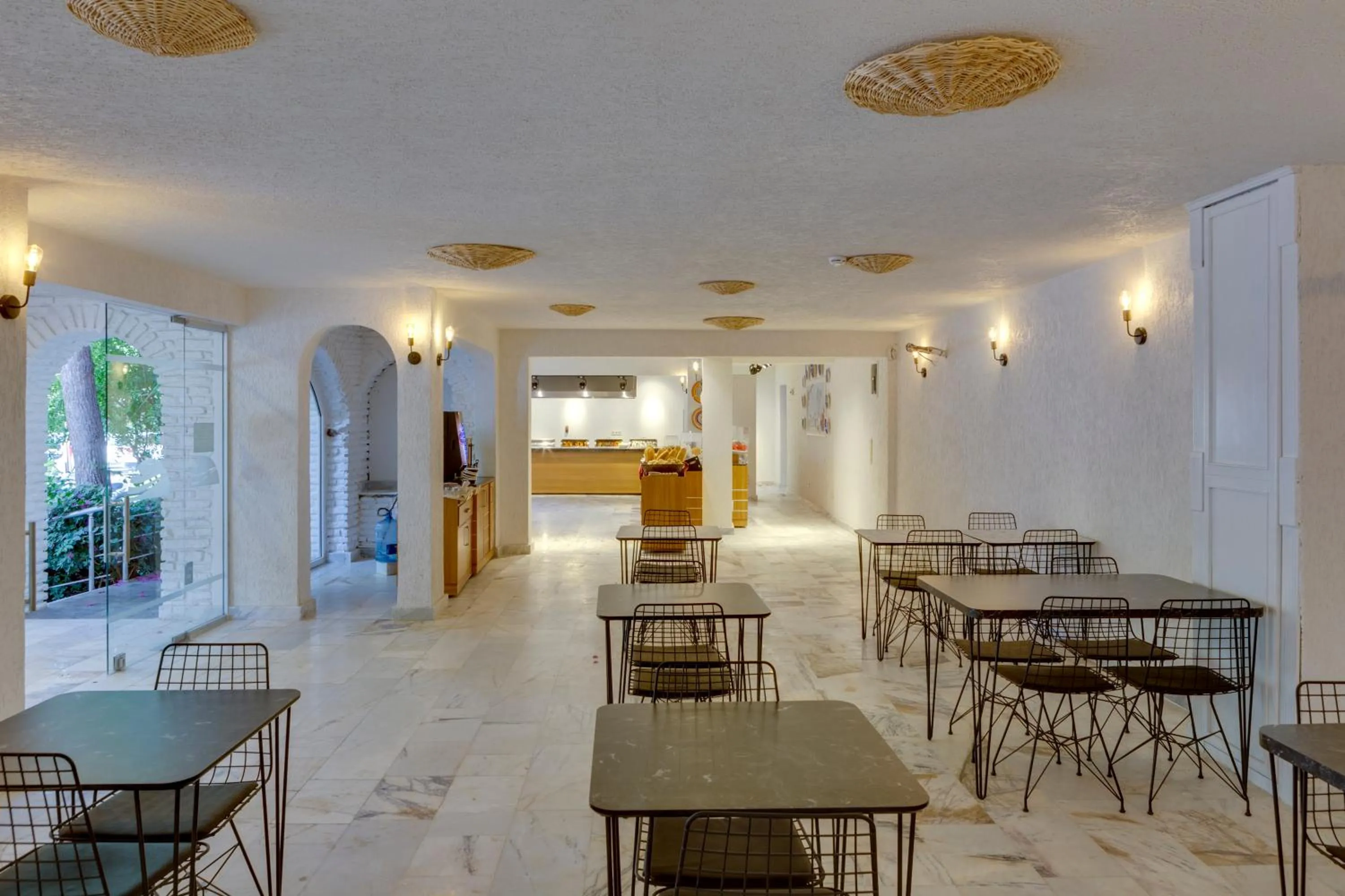 Restaurant/places to eat in Serhan Hotel