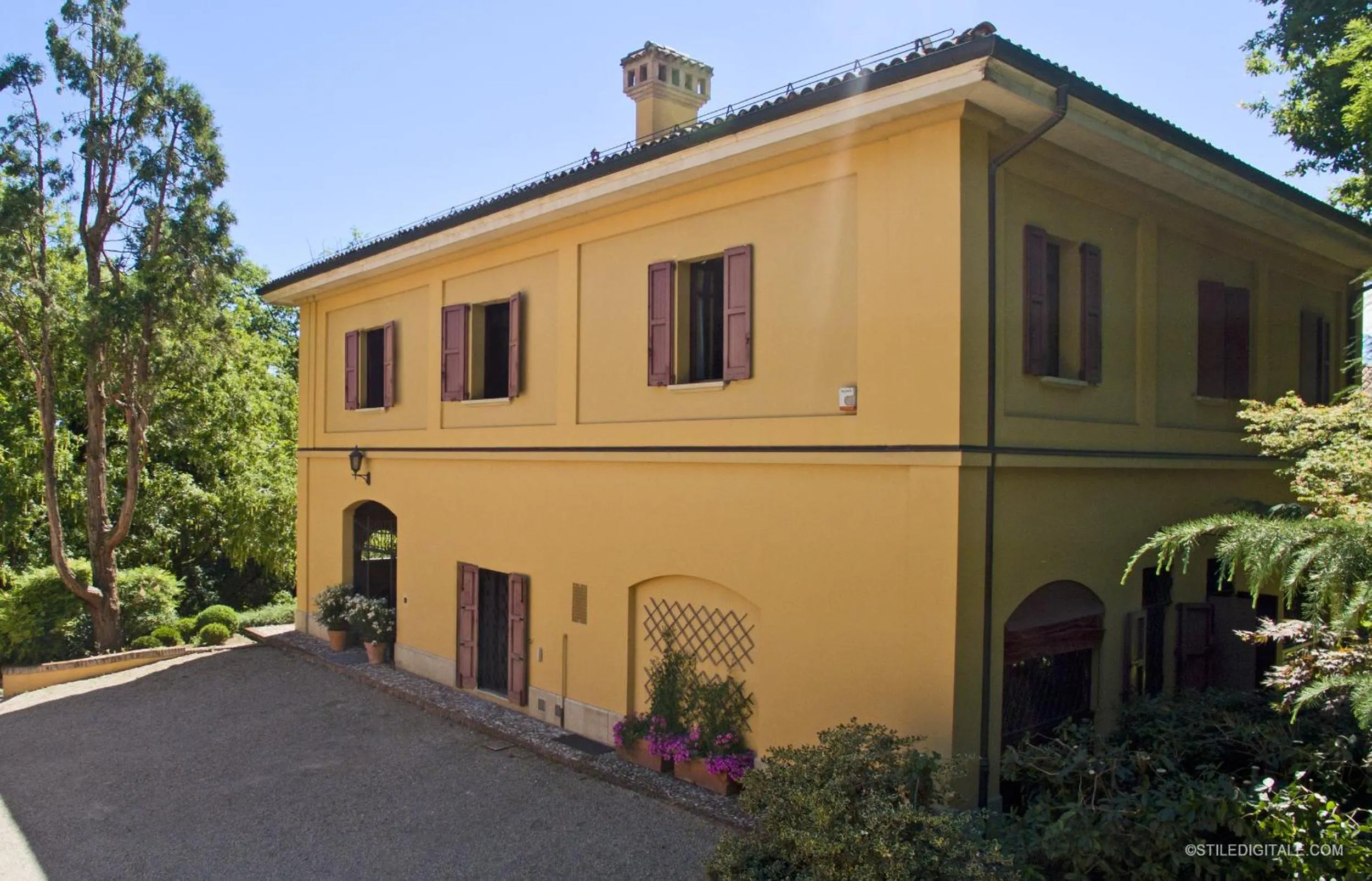 Facade/entrance in Pragatto Hills by Casino di Pragatto