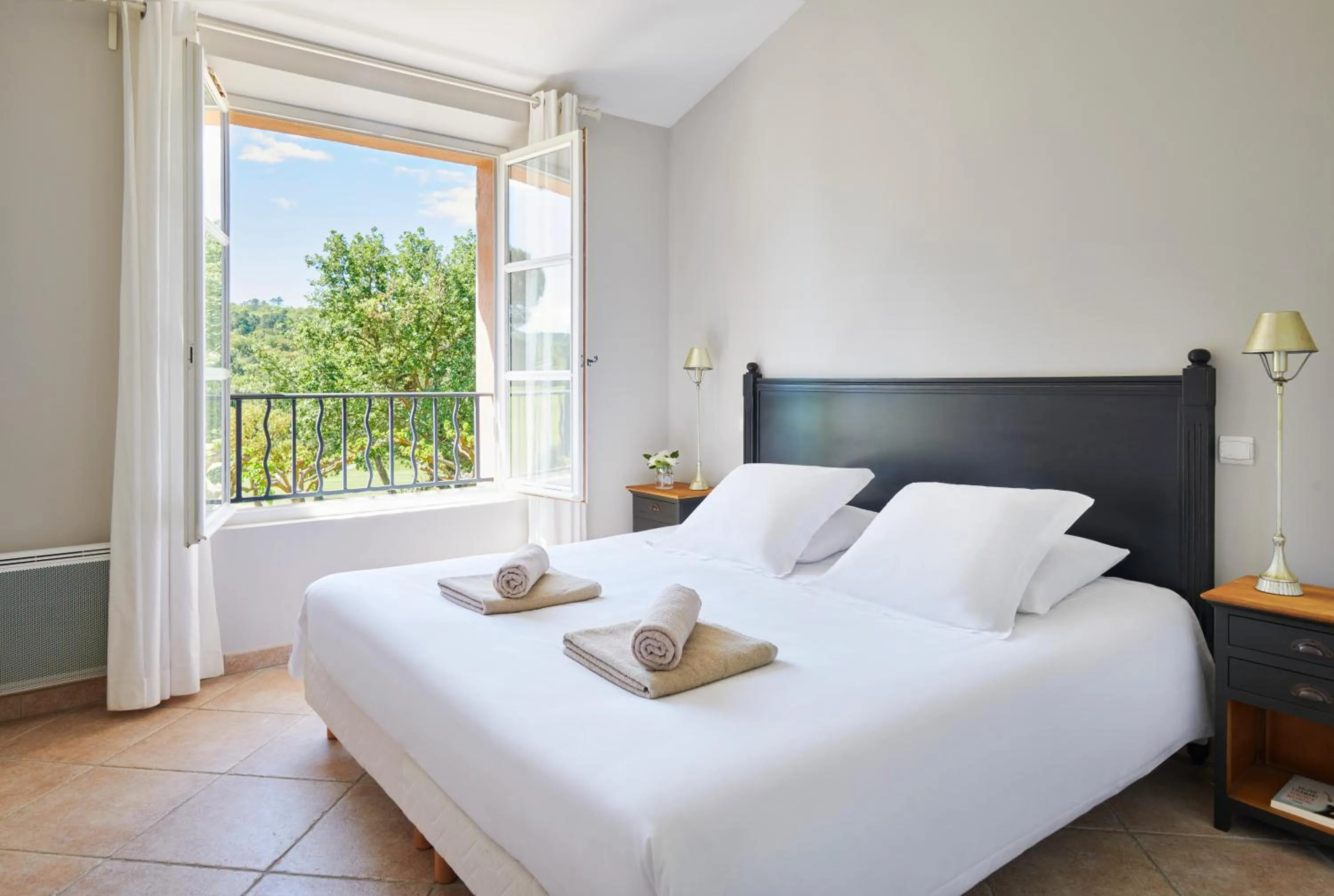 Bedroom, Bed in Saint-Tropez Golf Residences