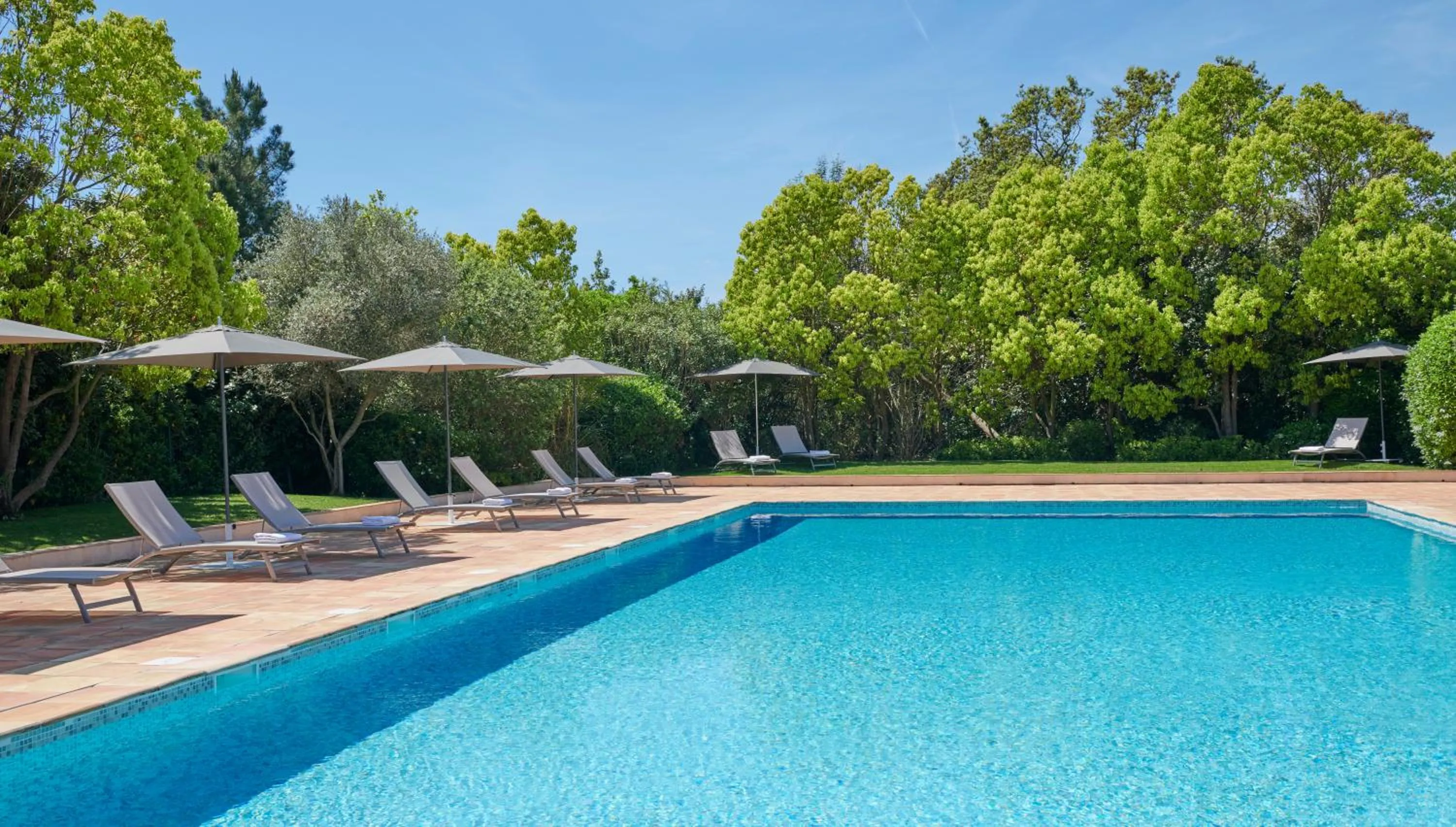 Swimming pool in Saint-Tropez Golf Residences