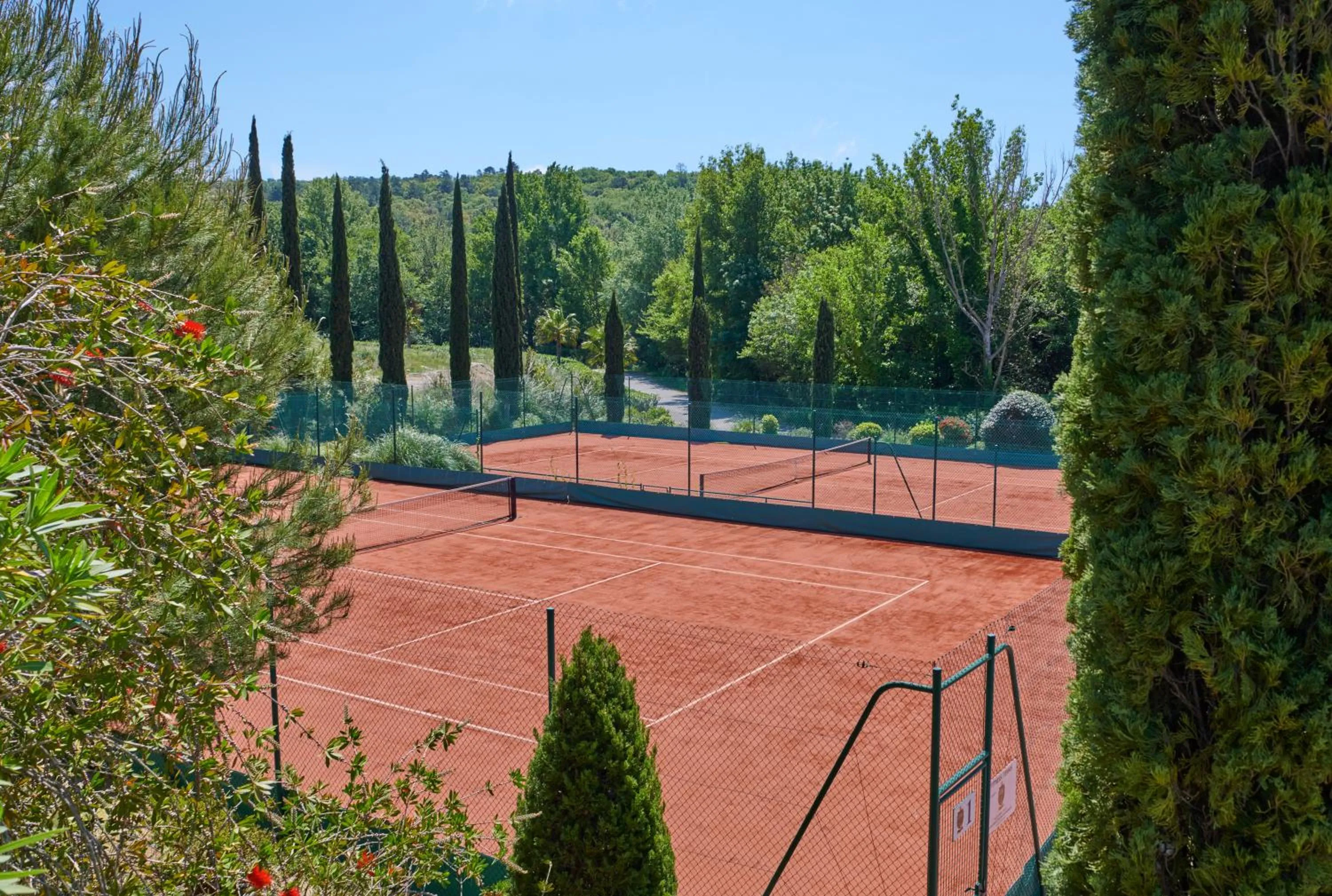 Tennis court in Saint-Tropez Golf Residences