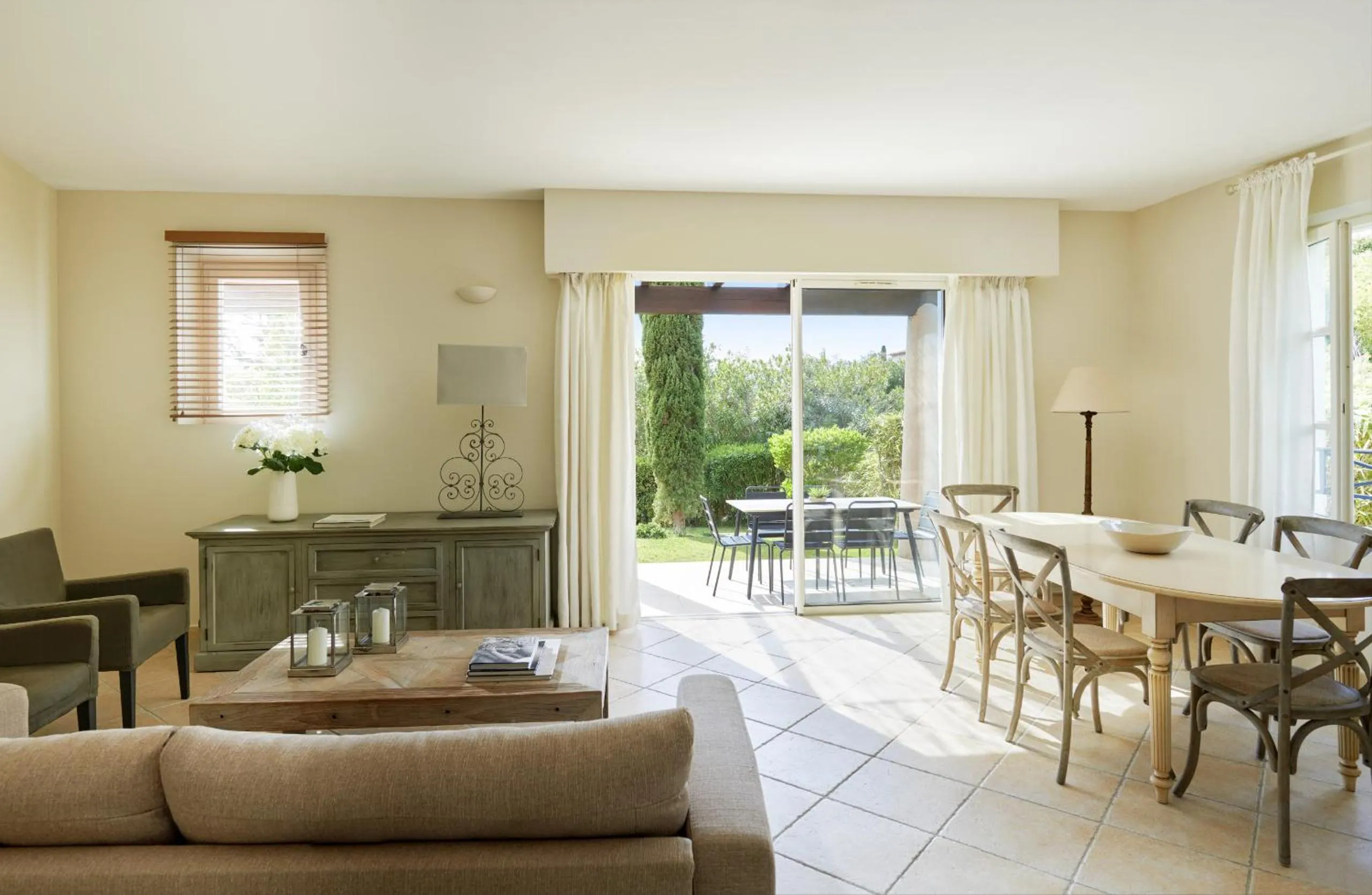 Dining area in Saint-Tropez Golf Residences