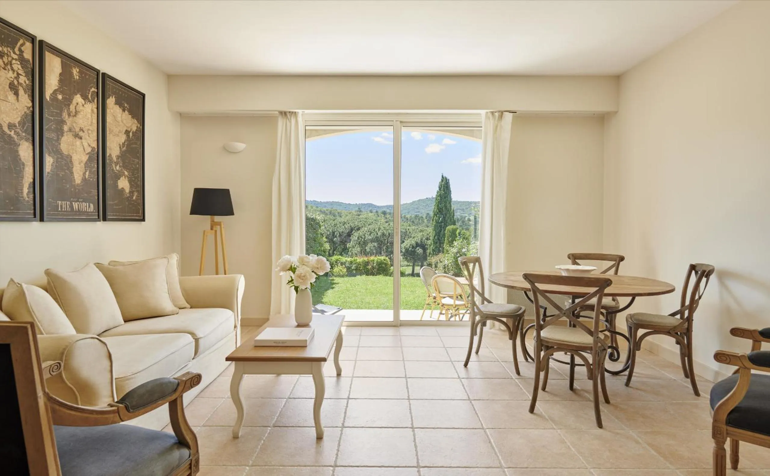 Dining area in Saint-Tropez Golf Residences