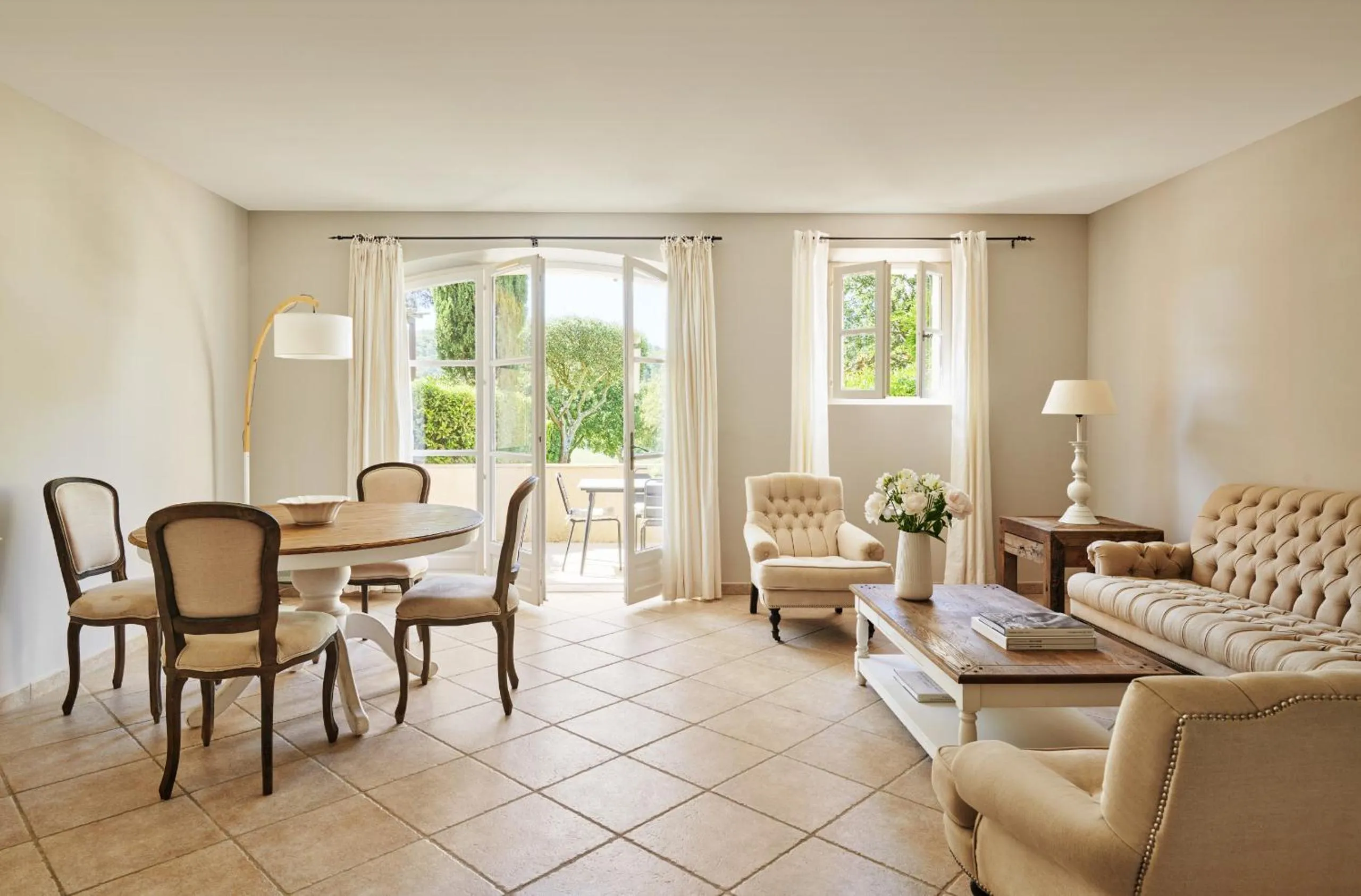 Dining area in Saint-Tropez Golf Residences