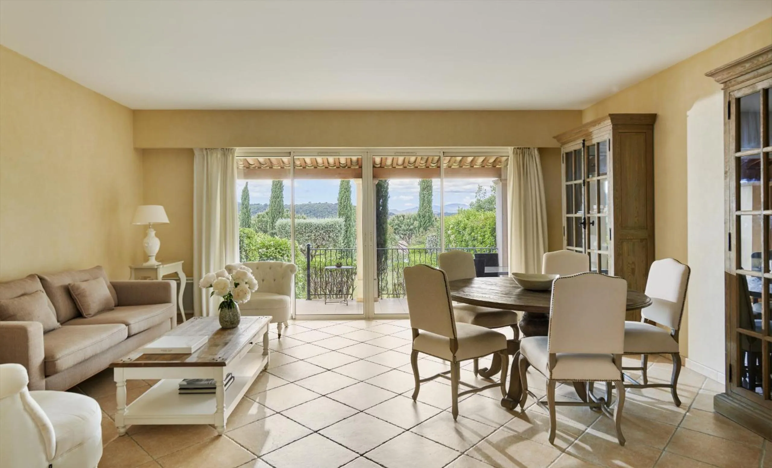Dining area in Saint-Tropez Golf Residences