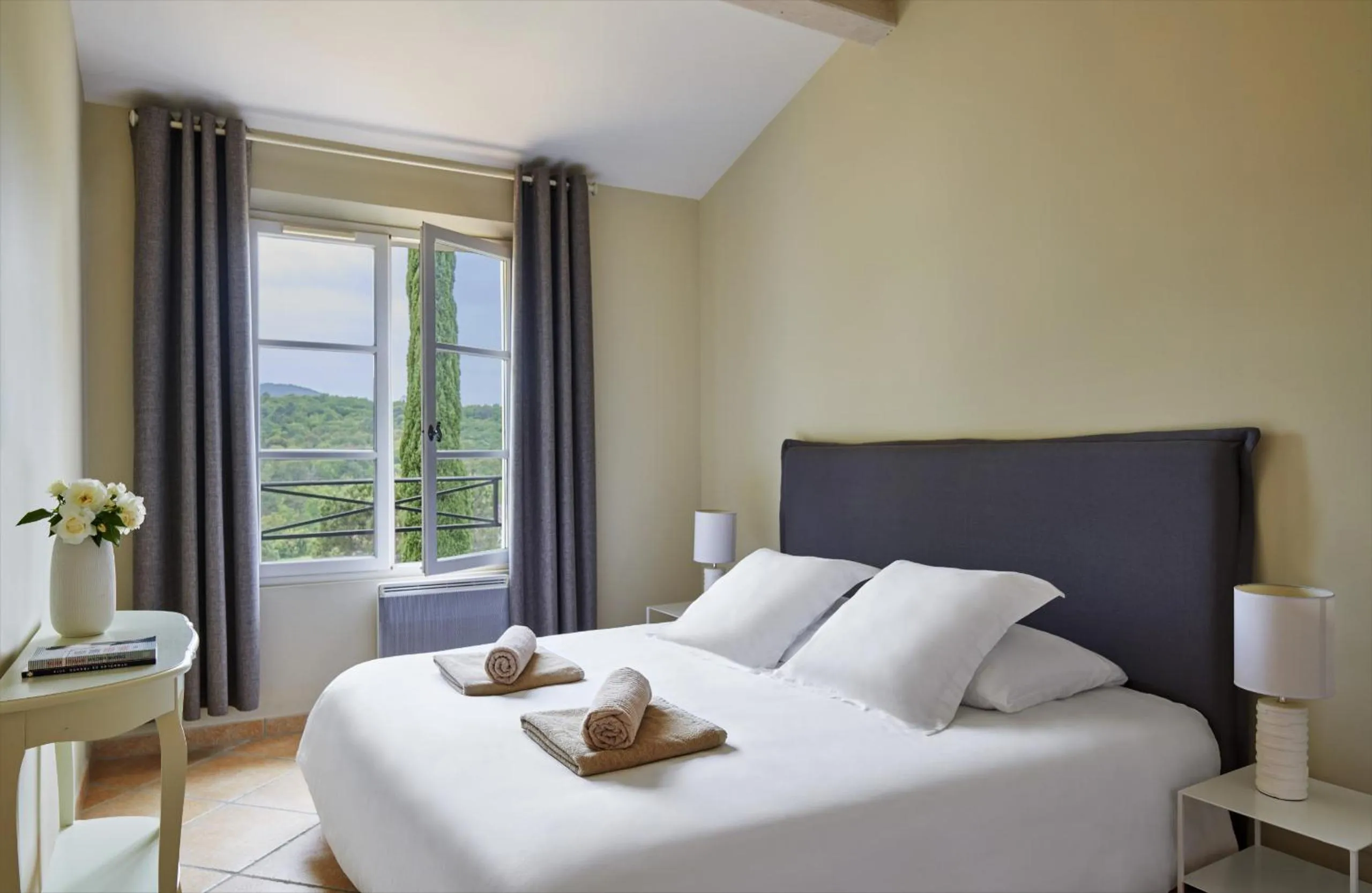 Bed in Saint-Tropez Golf Residences