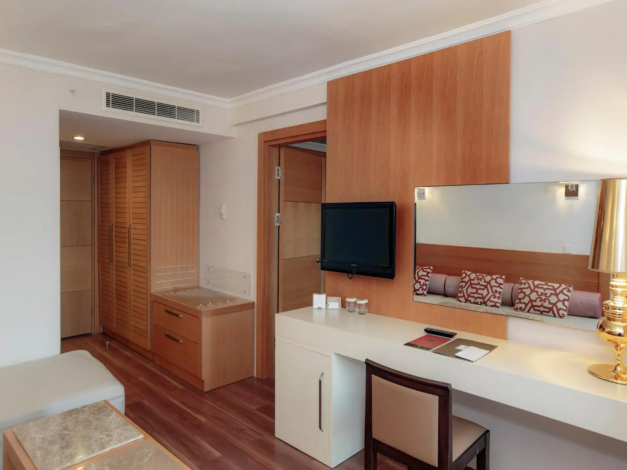 Bedroom, TV/Entertainment Center in Akka Alinda Hotel