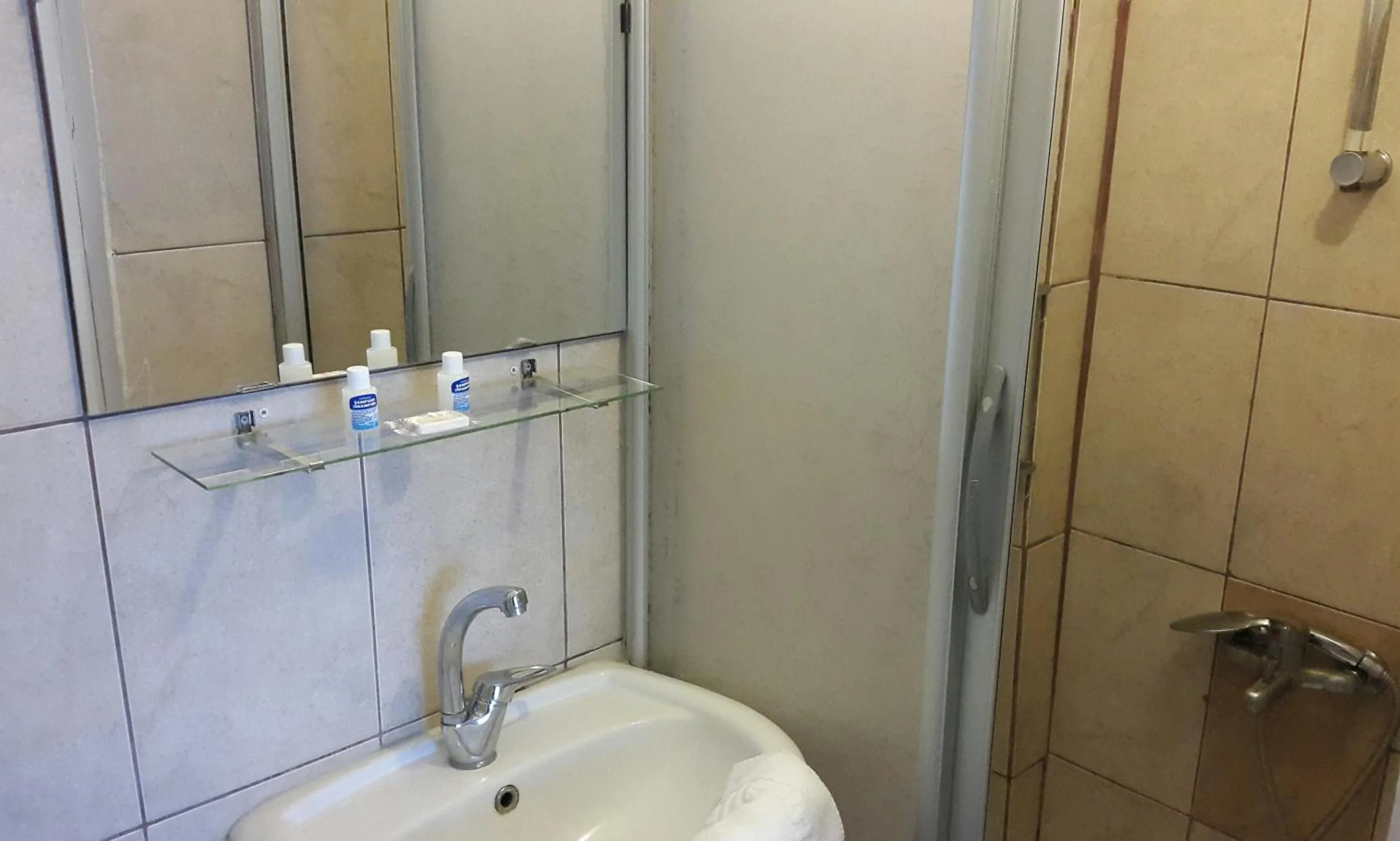 Shower in Urkmez Hotel