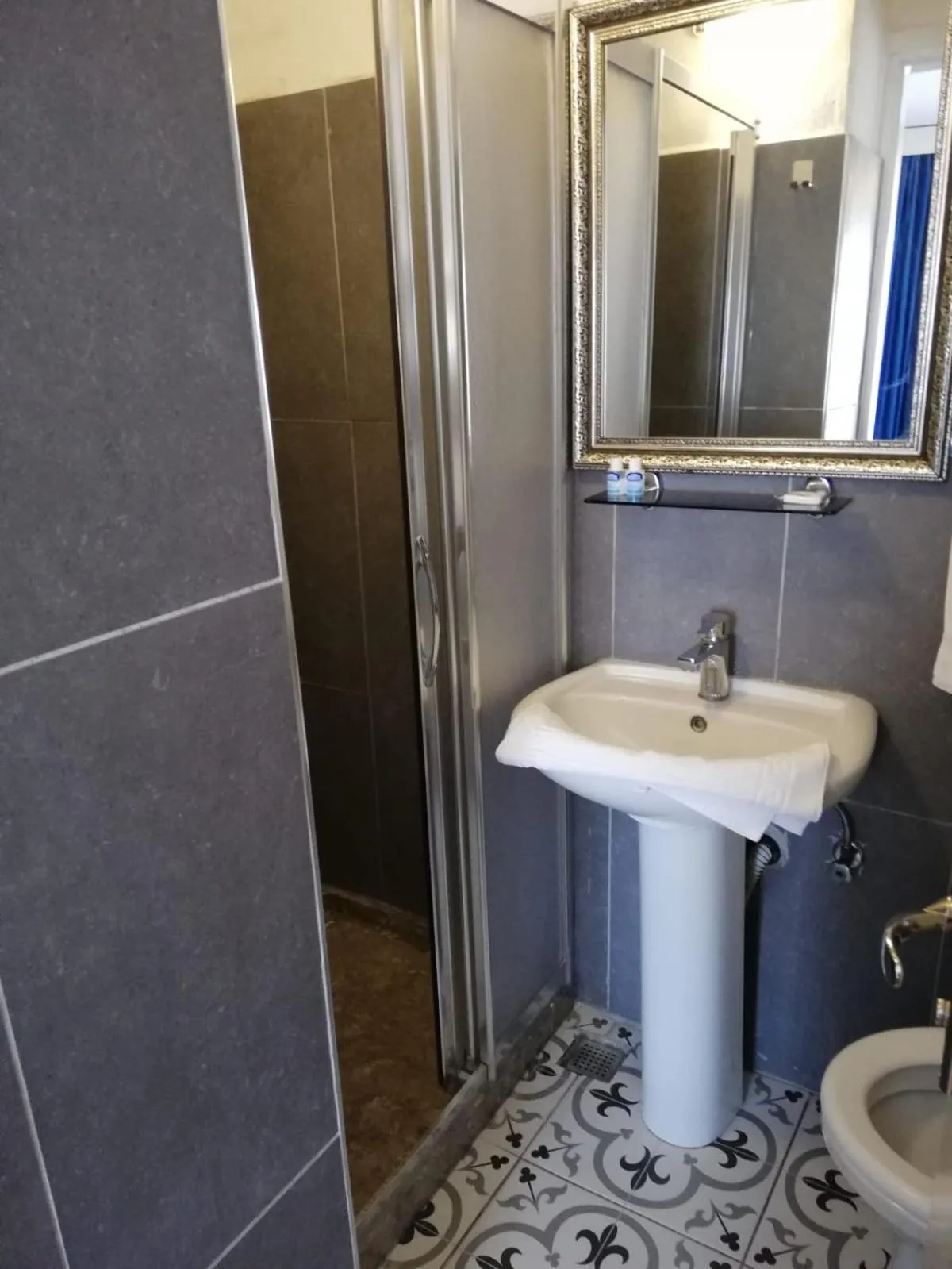 Bathroom in Urkmez Hotel