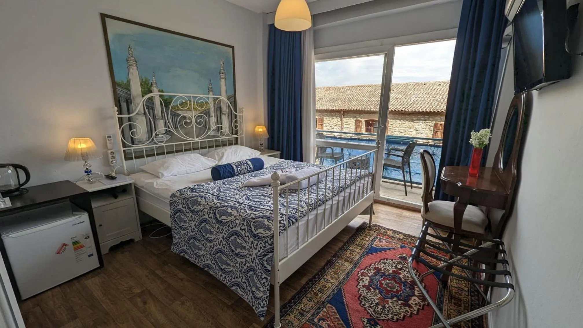 Photo of the whole room, Bed in Urkmez Hotel