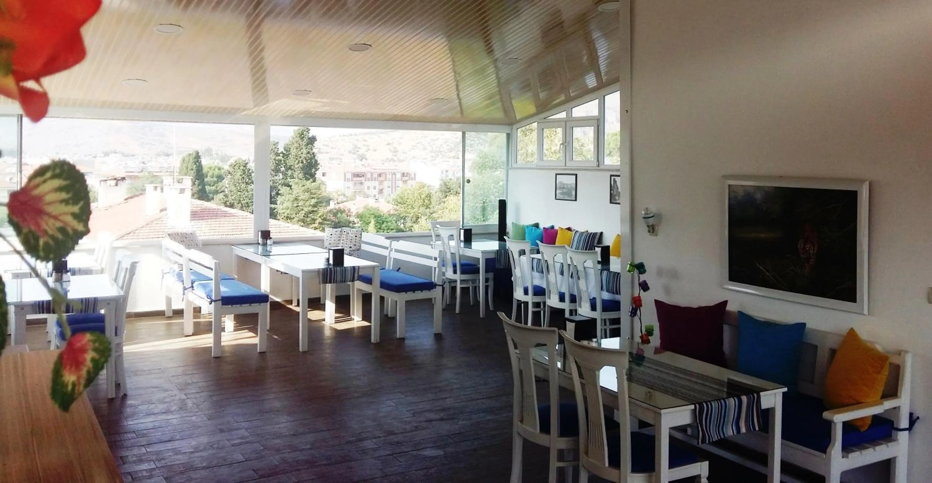 Communal lounge/ TV room in Urkmez Hotel