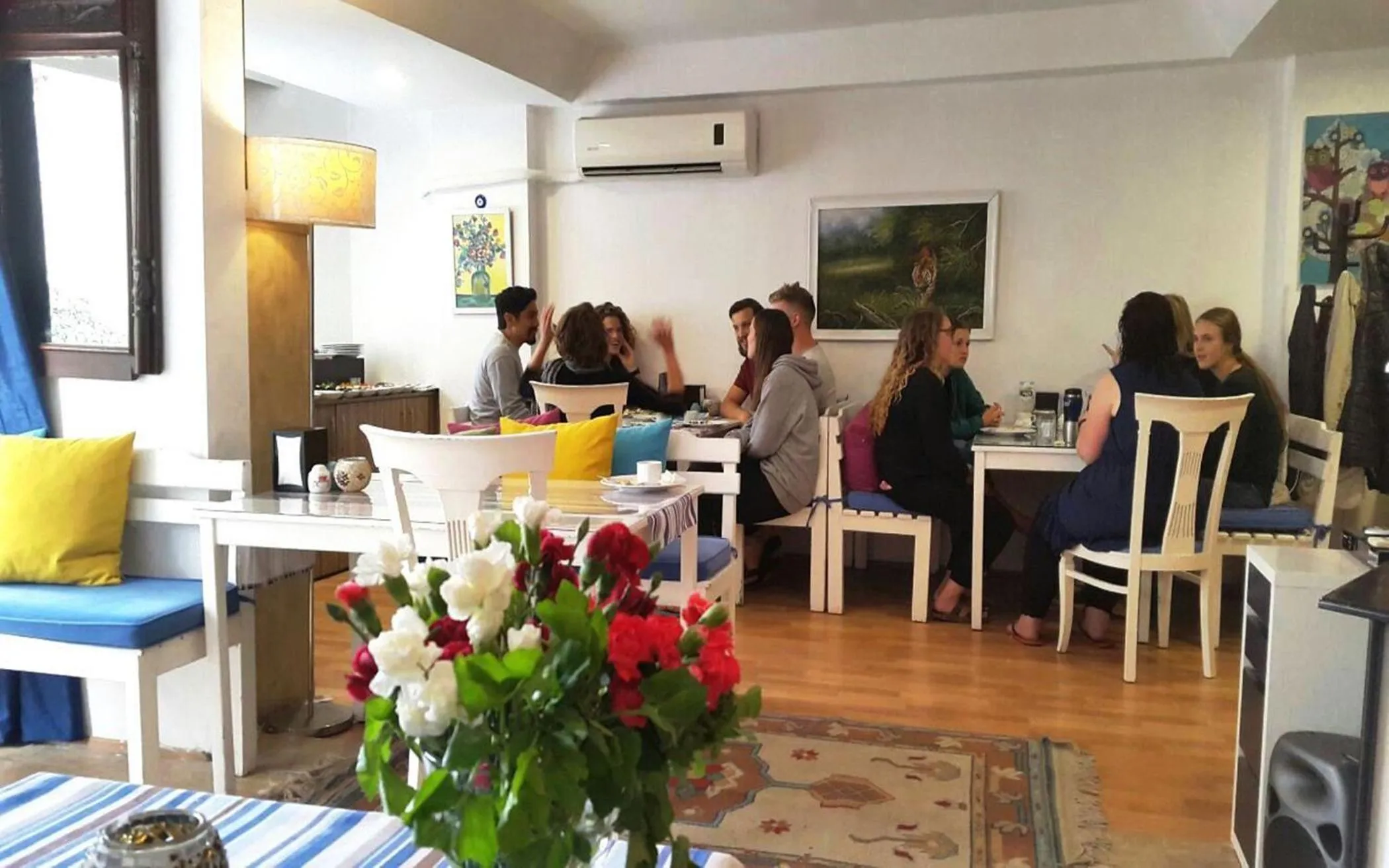 Communal lounge/ TV room in Urkmez Hotel