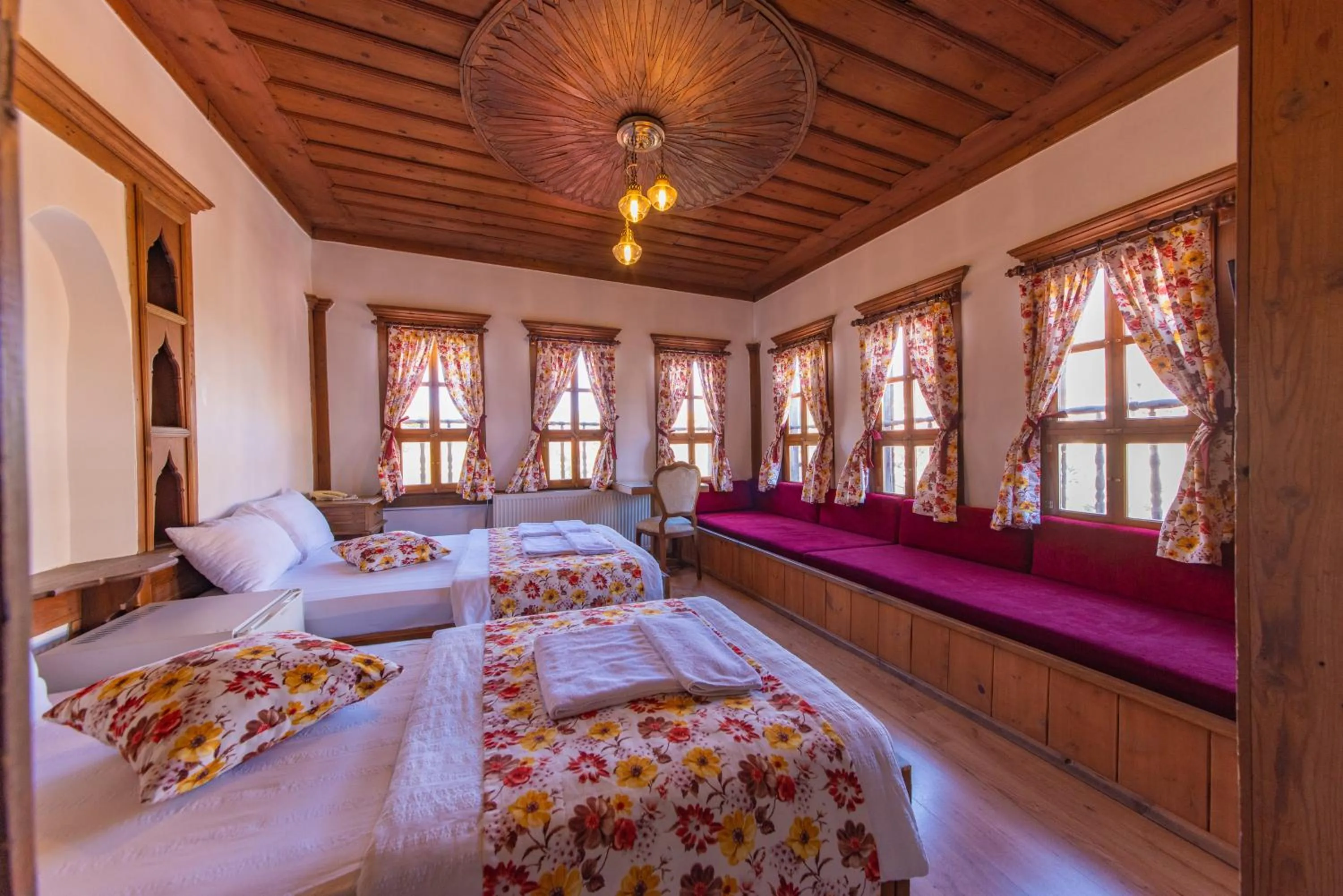 Photo of the whole room, Bed in Cesmeli Konak Garden