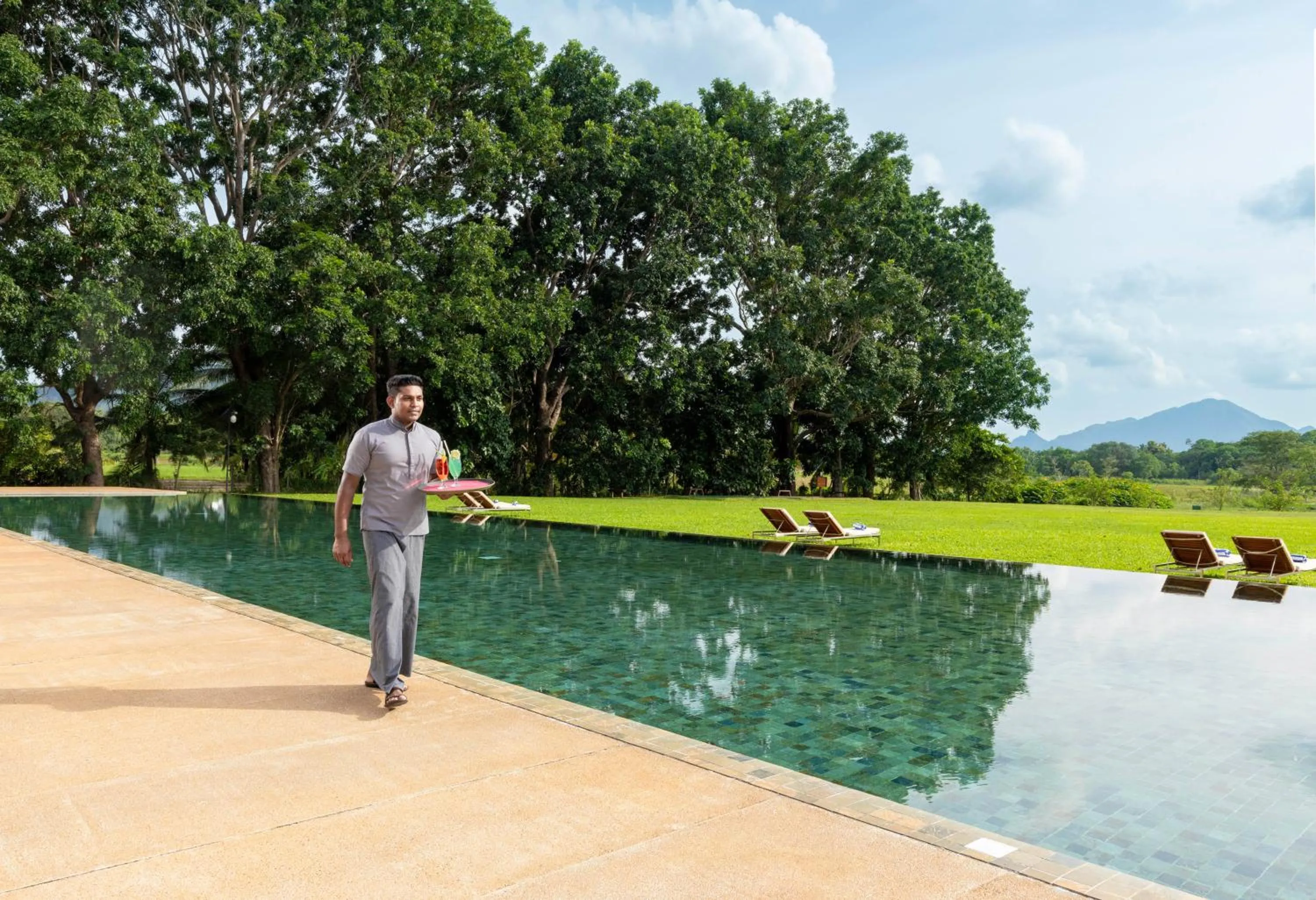 Swimming pool in Jetwing Lake