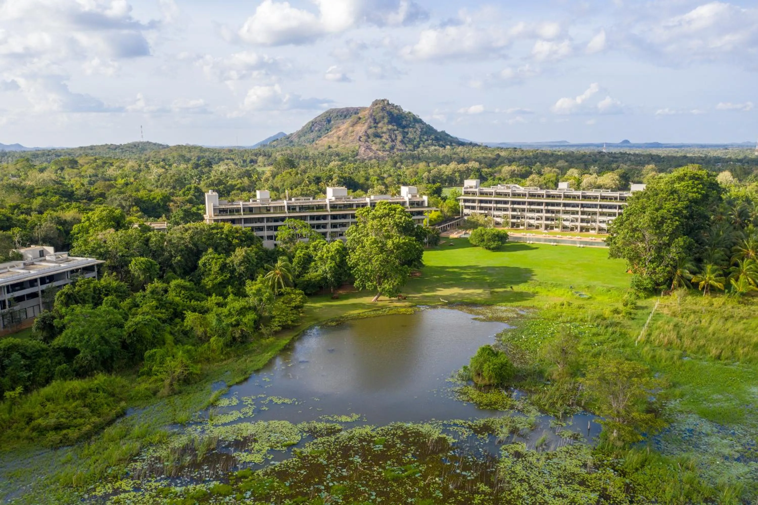 Mountain view in Jetwing Lake