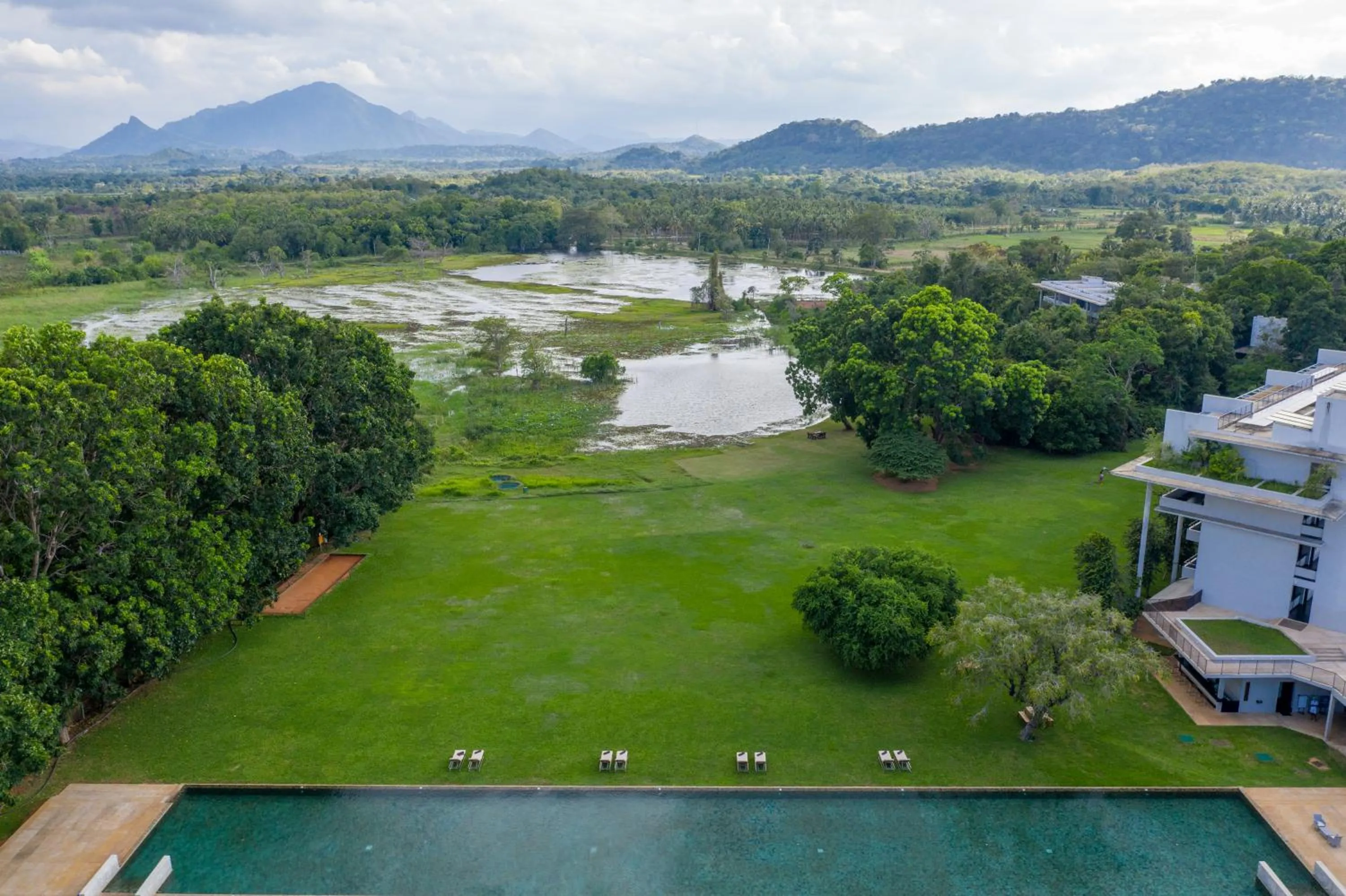 Natural landscape in Jetwing Lake