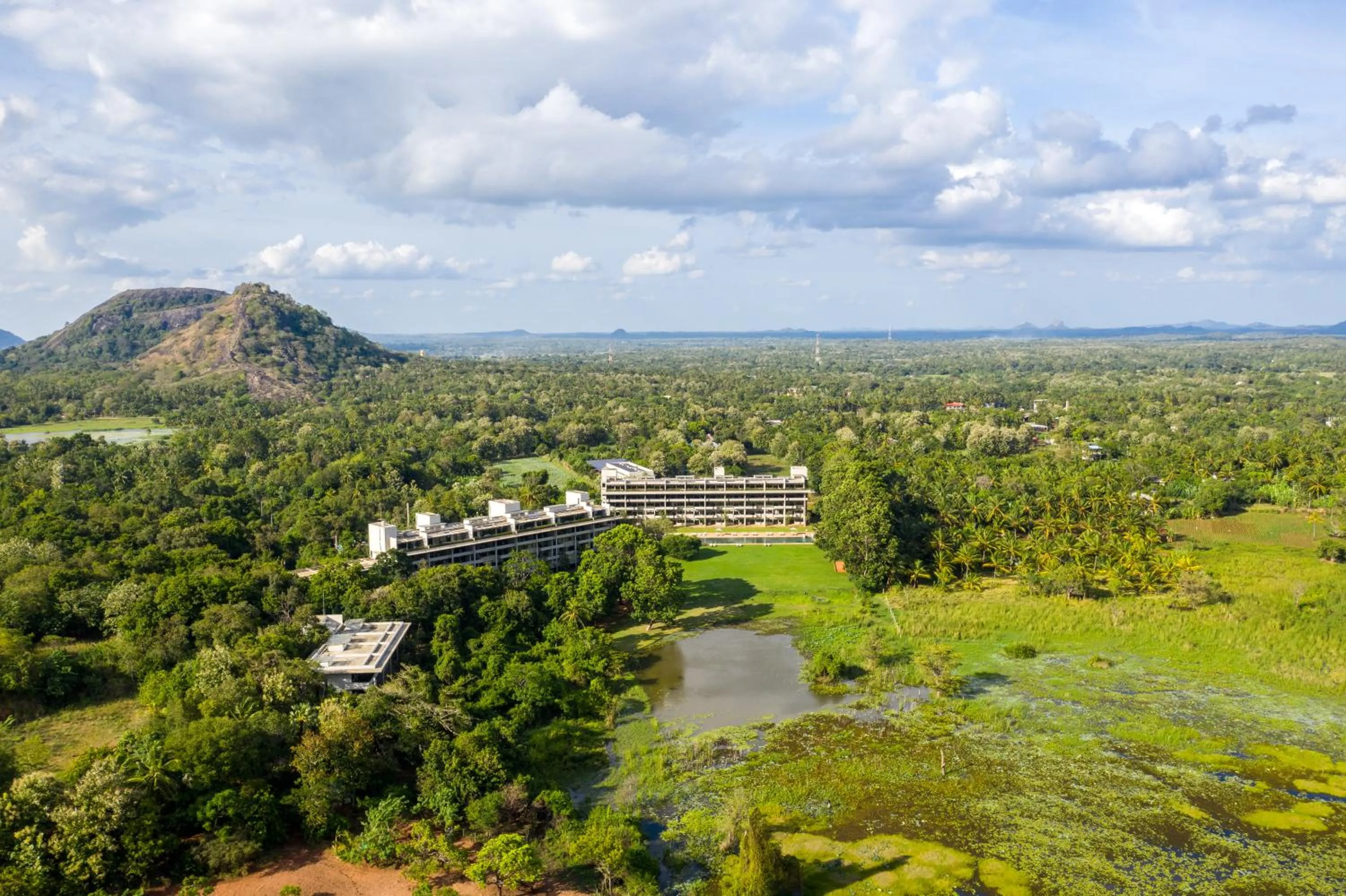 Mountain view in Jetwing Lake