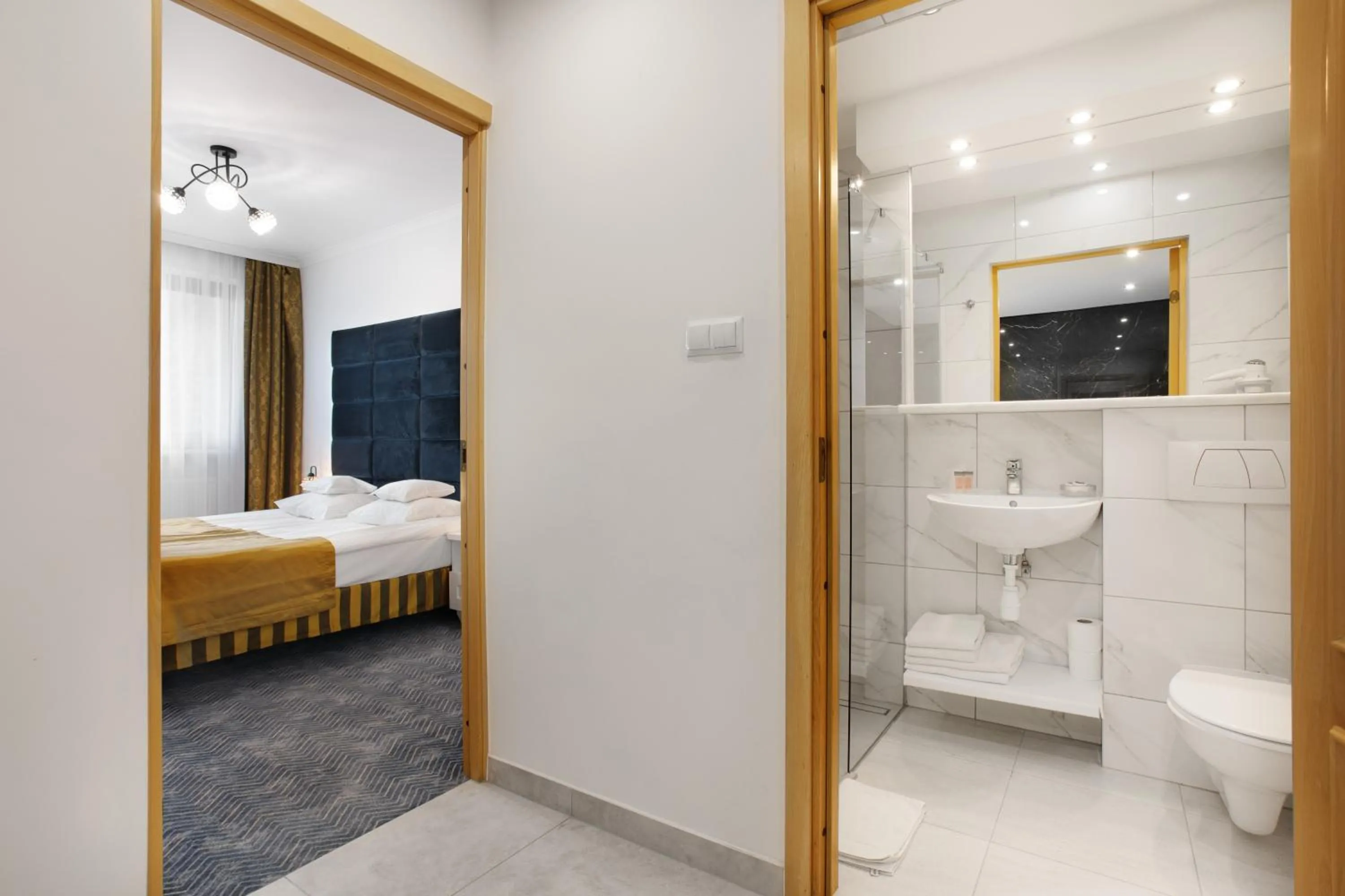 Bathroom, Bed in Hotel Pegaz