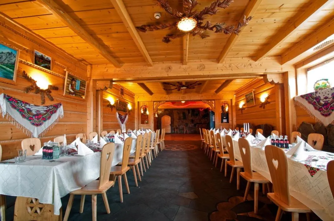 Restaurant/places to eat in Skalny Dworek