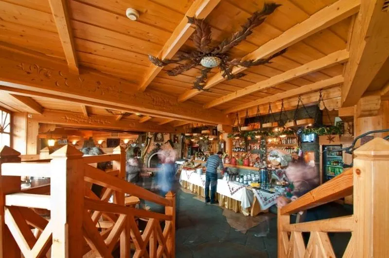 Restaurant/places to eat in Skalny Dworek