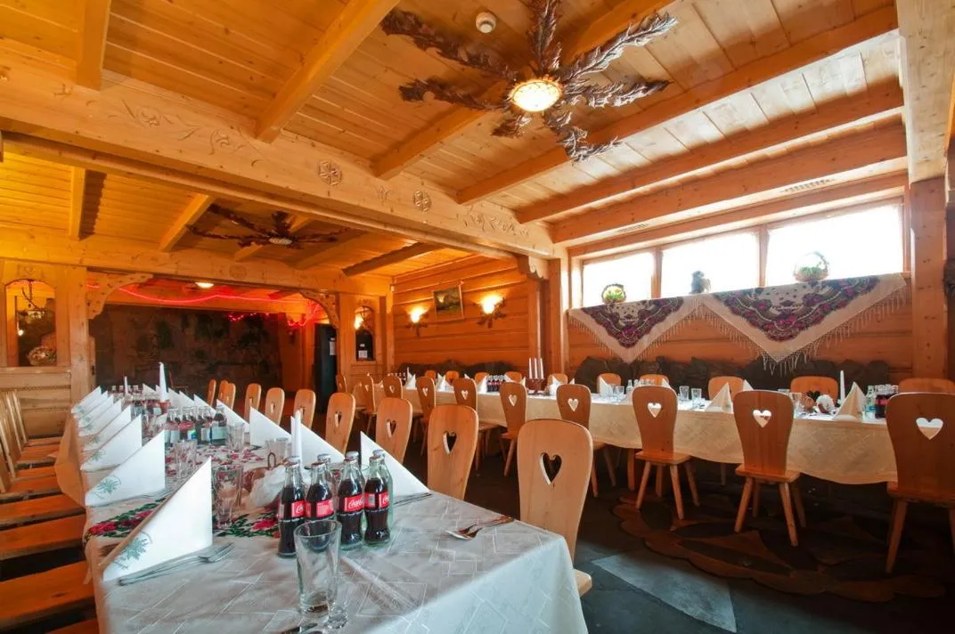 Restaurant/places to eat in Skalny Dworek