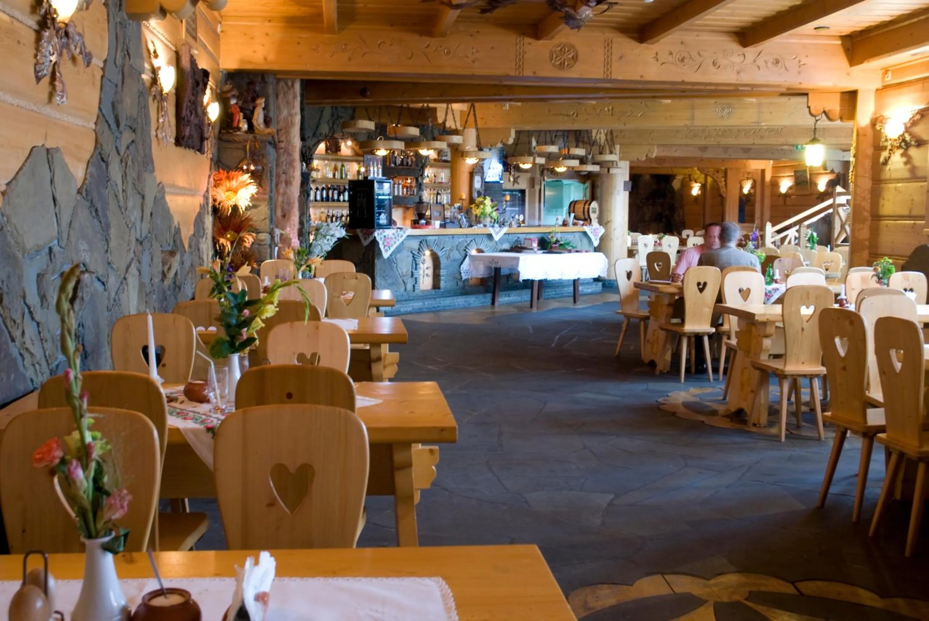 Restaurant/places to eat in Skalny Dworek