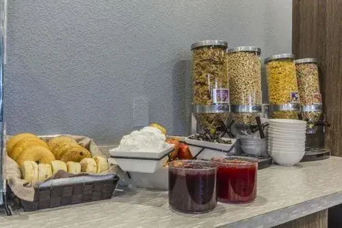 Breakfast in Quality Inn & Suites Breakfast in Quality Inn & Suites