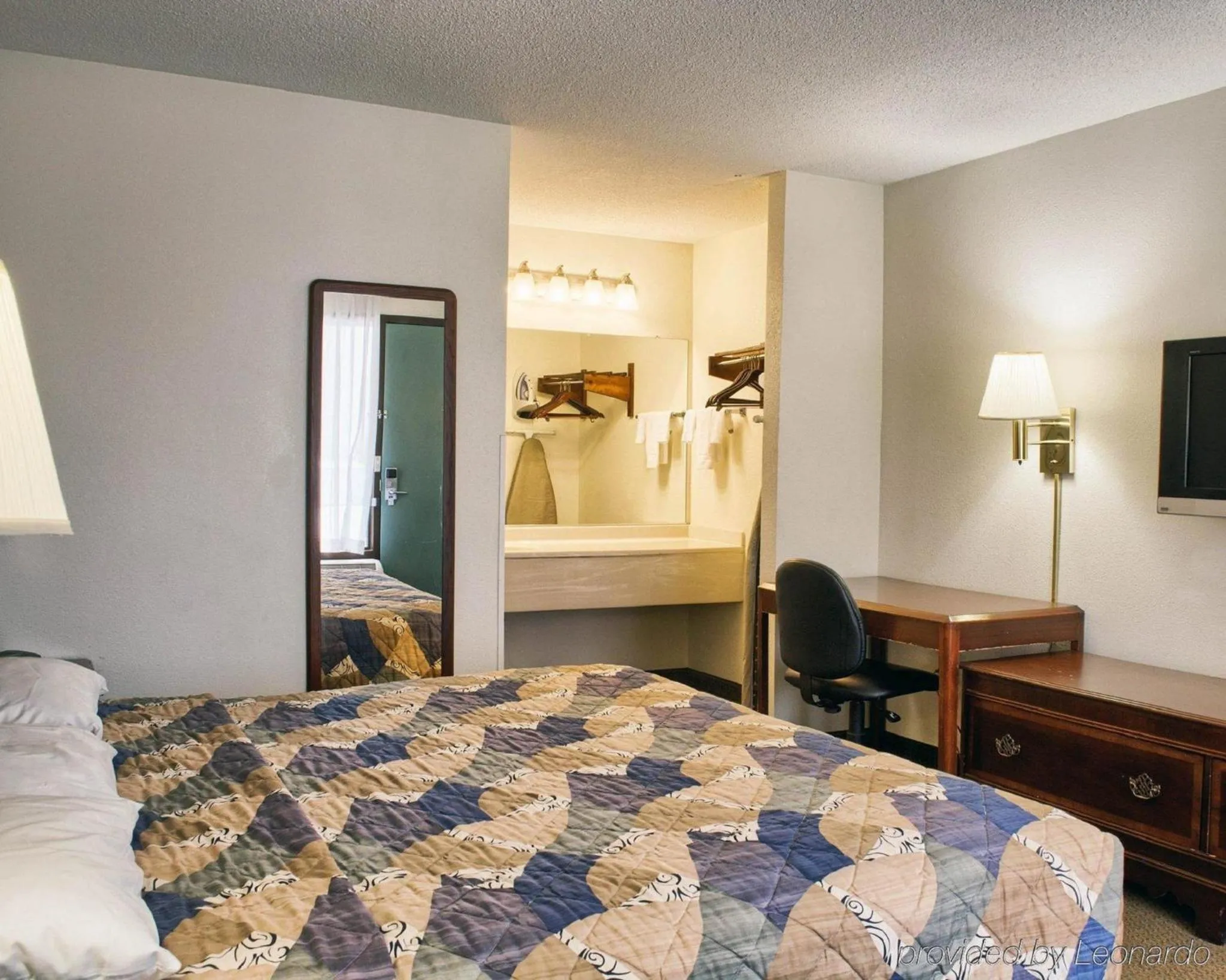 Photo of the whole room, Bed in Rodeway Inn Richmond